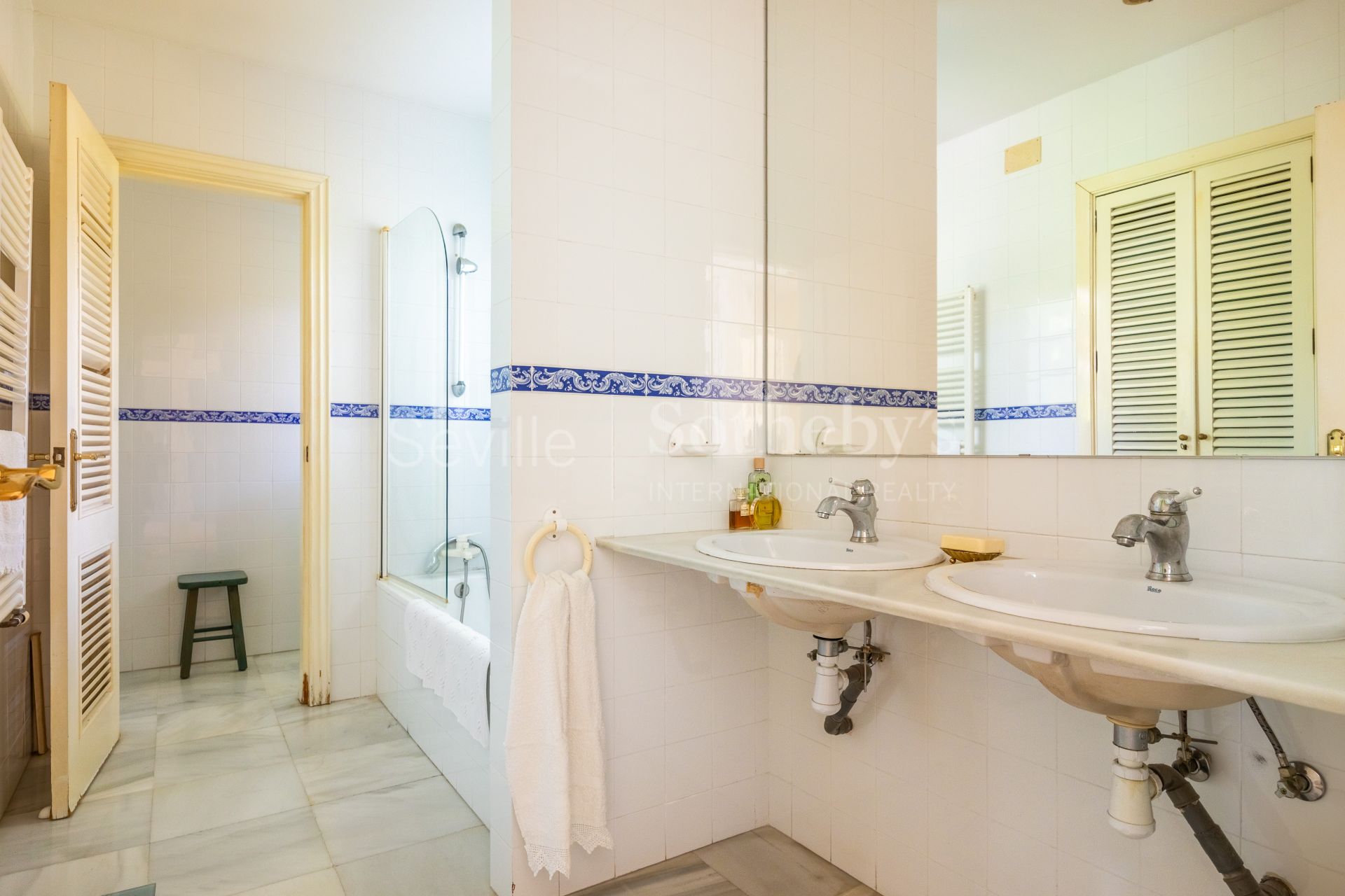 Detached villa with pool and panoramic views of Seville