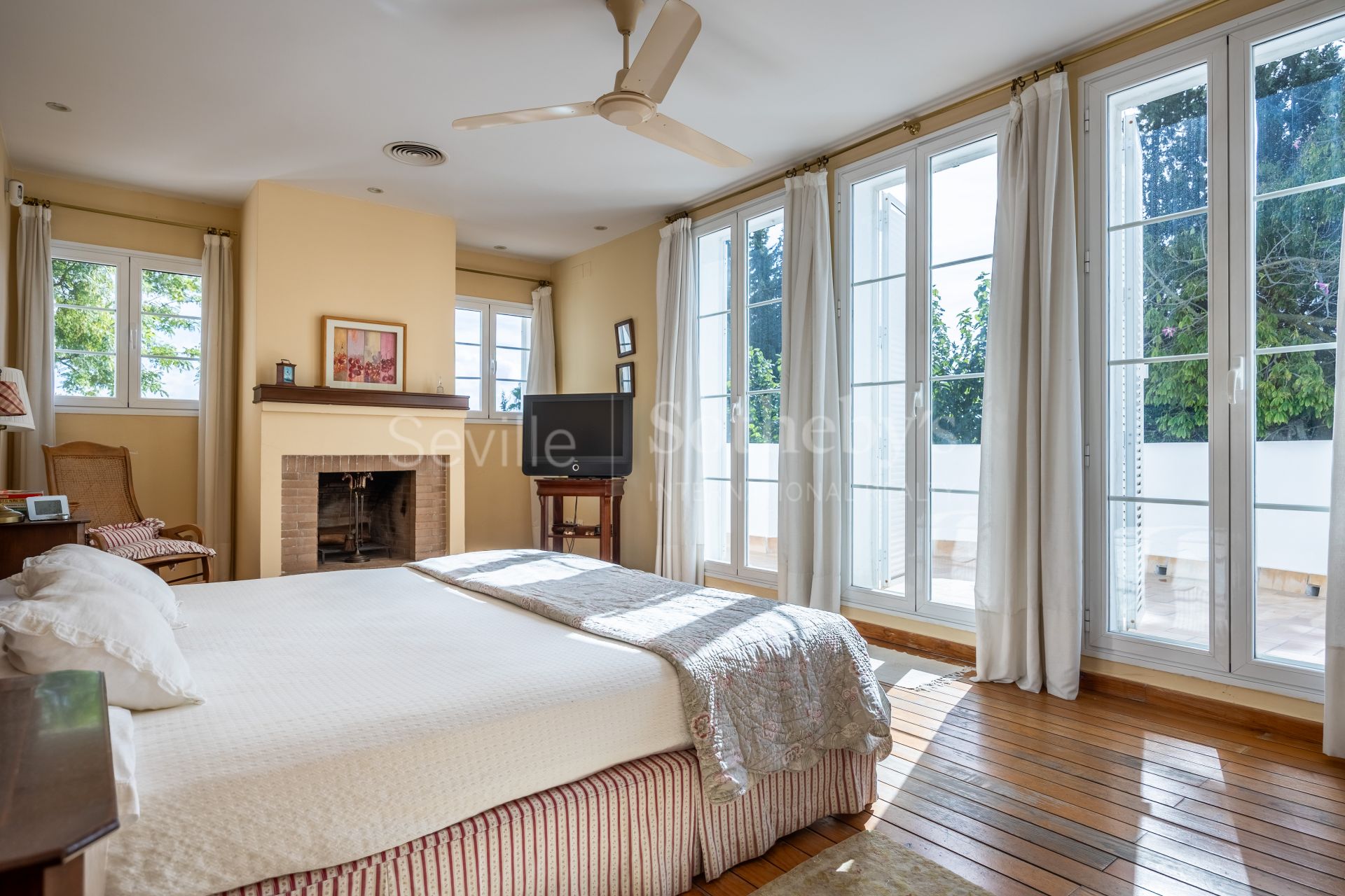 Detached villa with pool and panoramic views of Seville