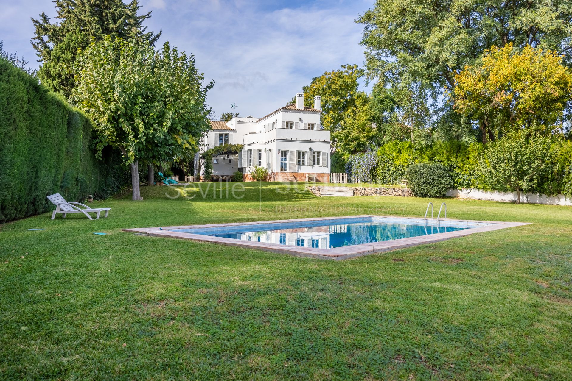 Detached villa with pool and panoramic views of Seville