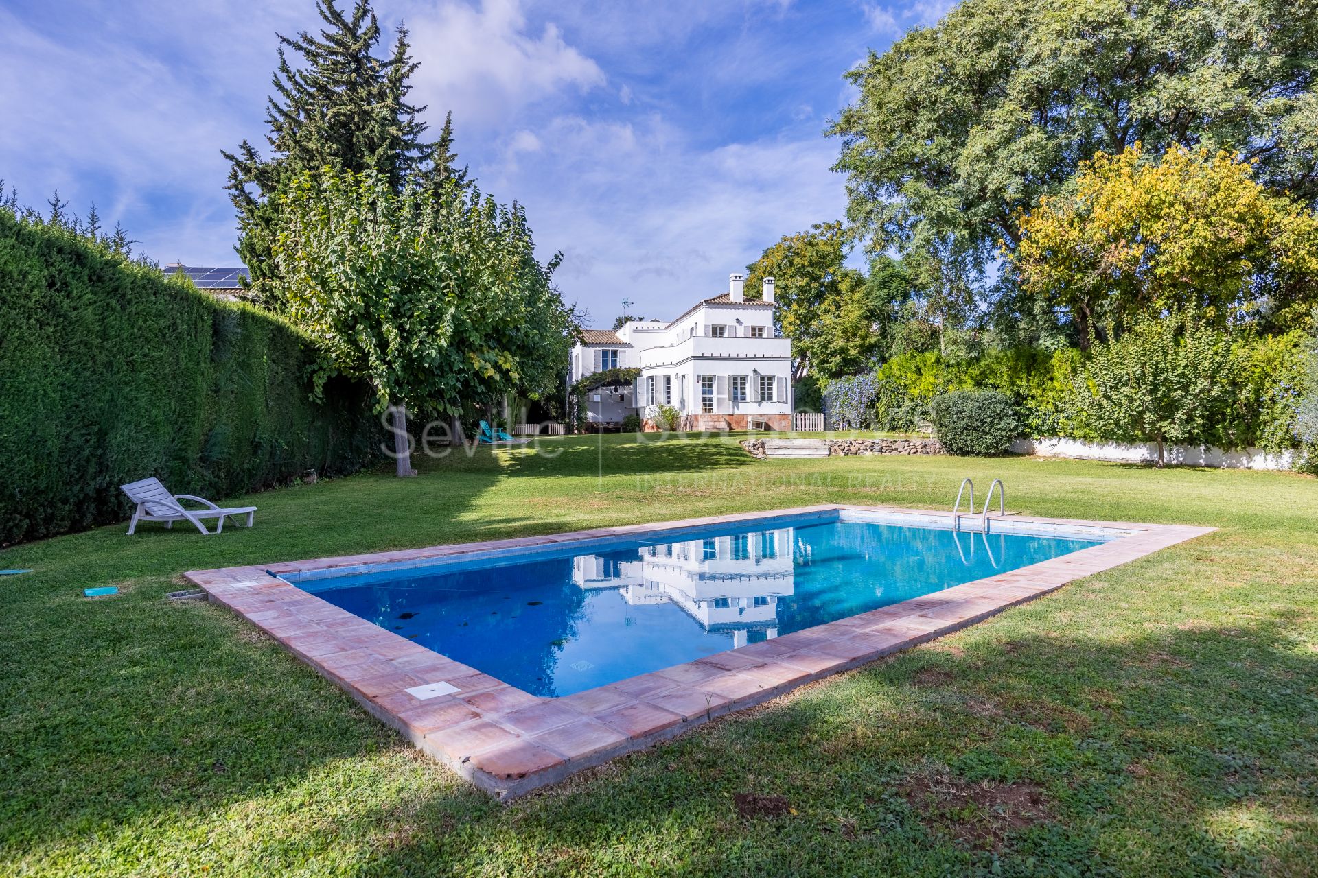 Detached villa with pool and panoramic views of Seville