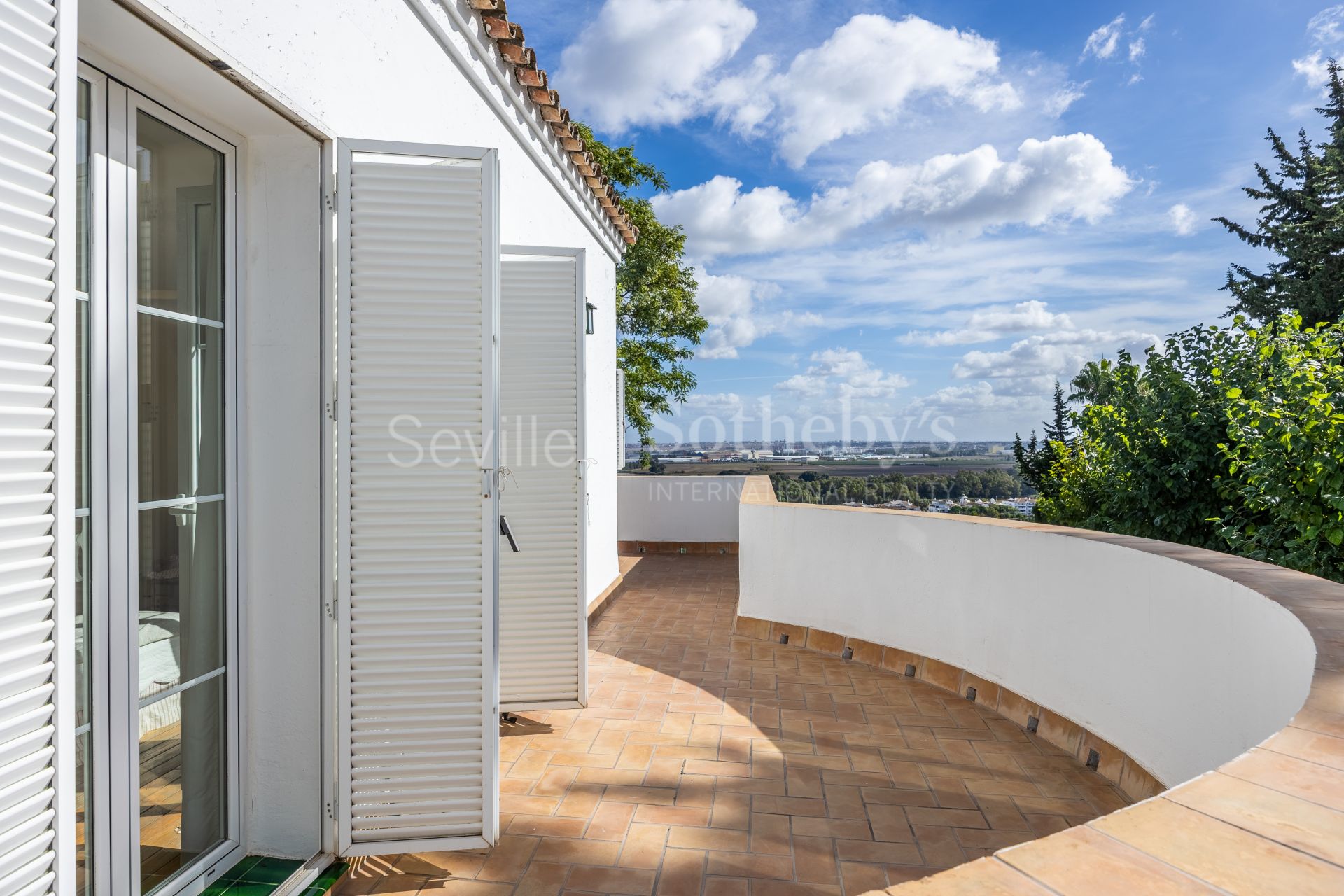 Detached villa with pool and panoramic views of Seville