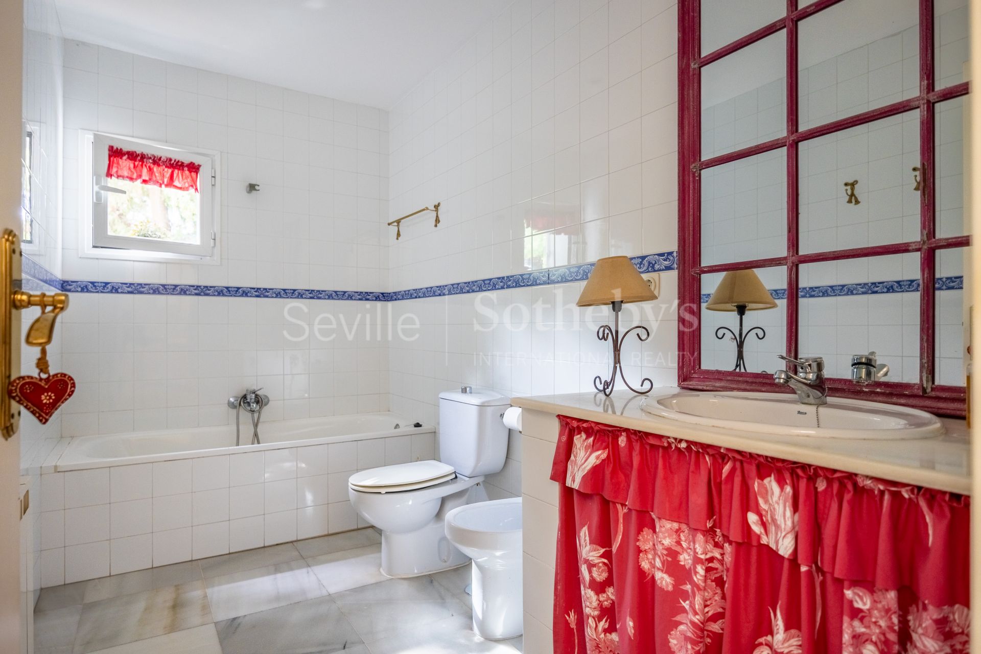 Detached villa with pool and panoramic views of Seville