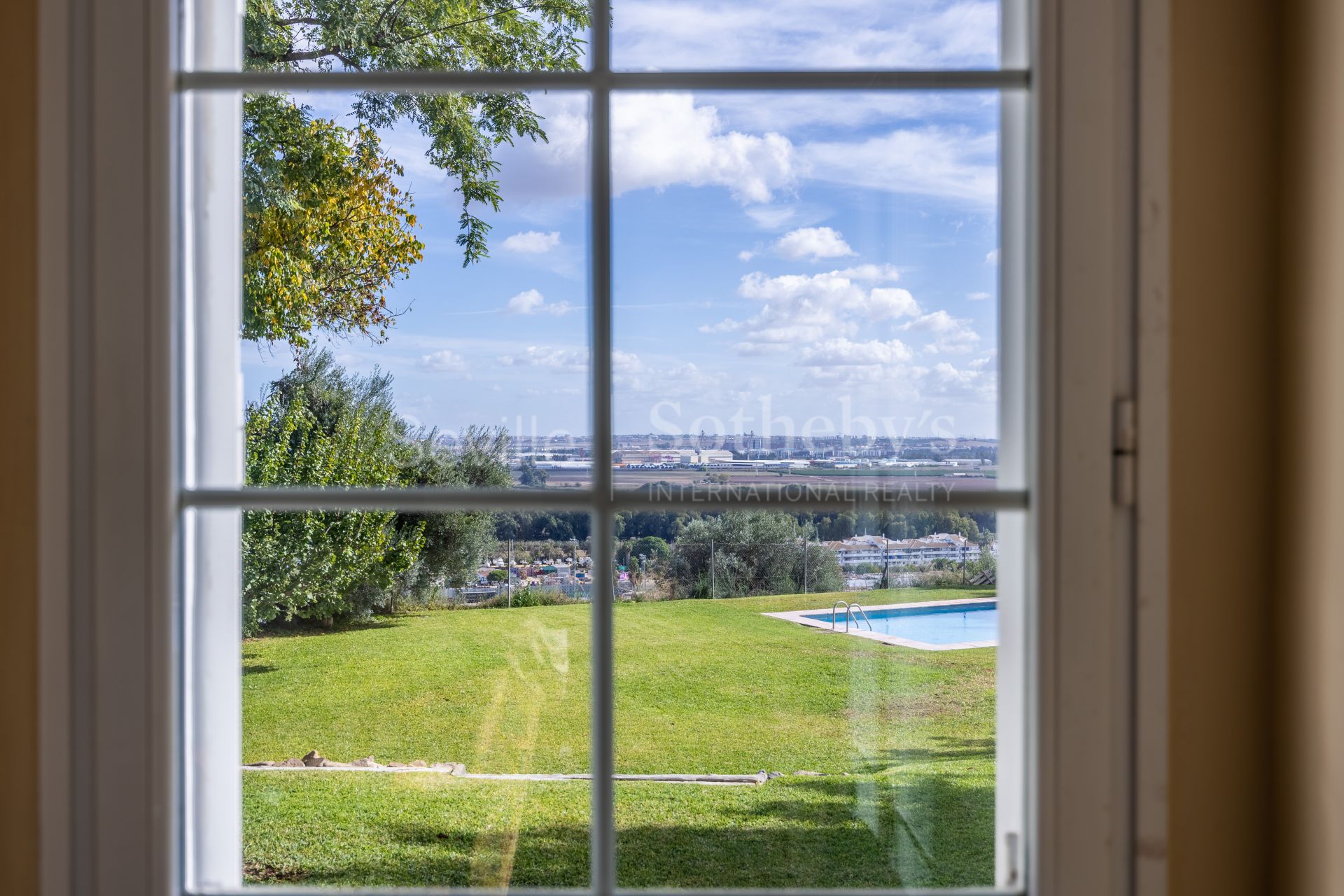 Detached villa with pool and panoramic views of Seville