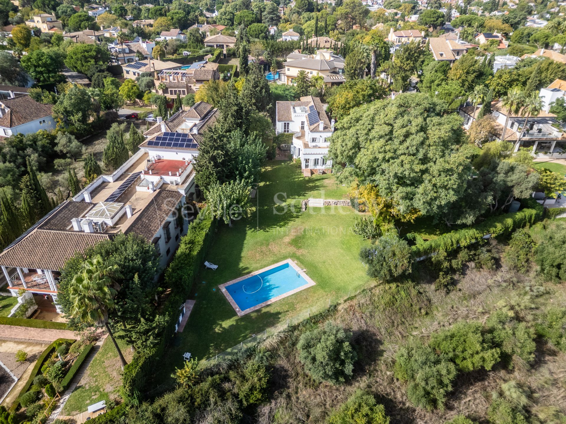 Detached villa with pool and panoramic views of Seville