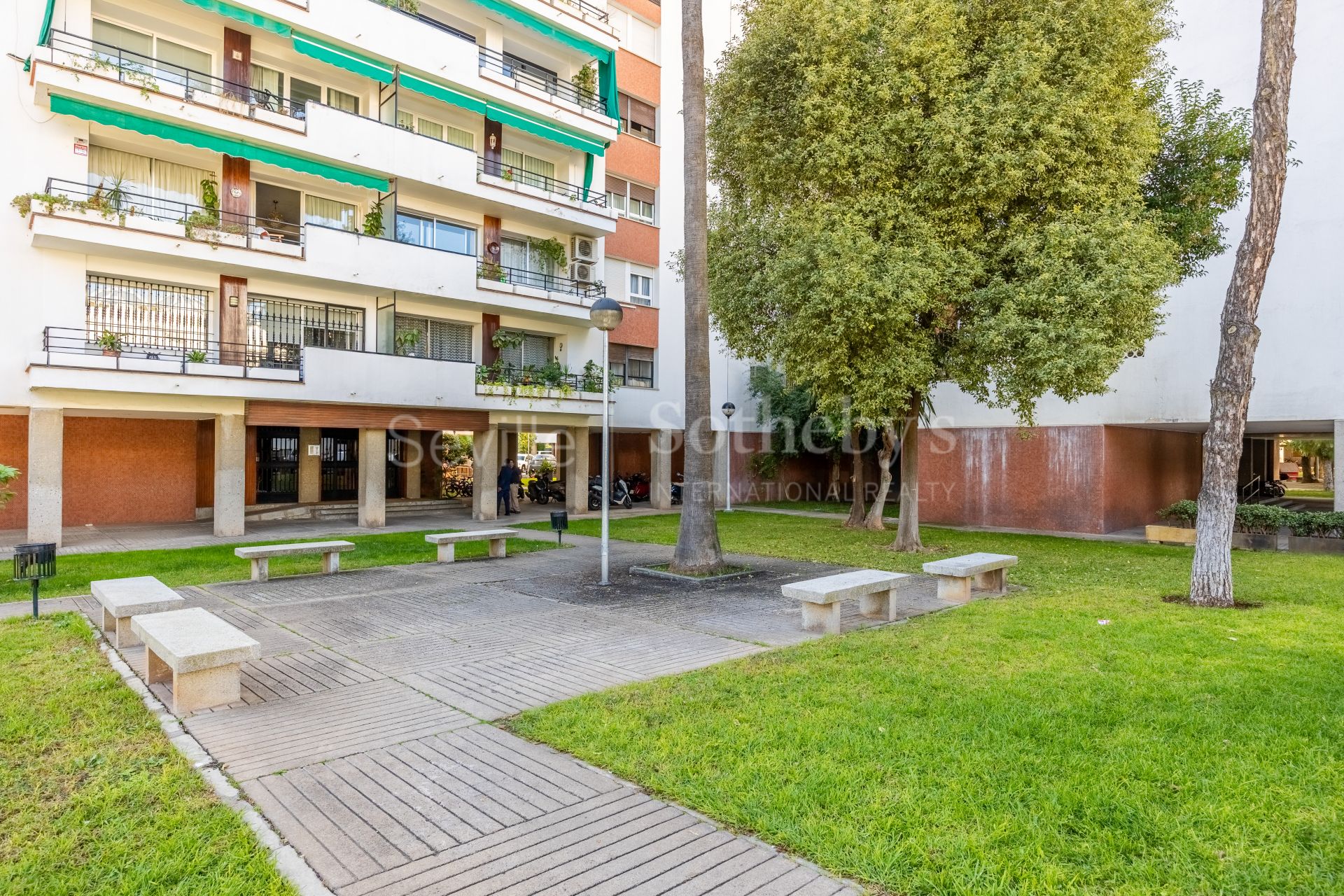 Vivienda en alquiler en Huerta del Rey, Nervión con plaza de garage y terraza