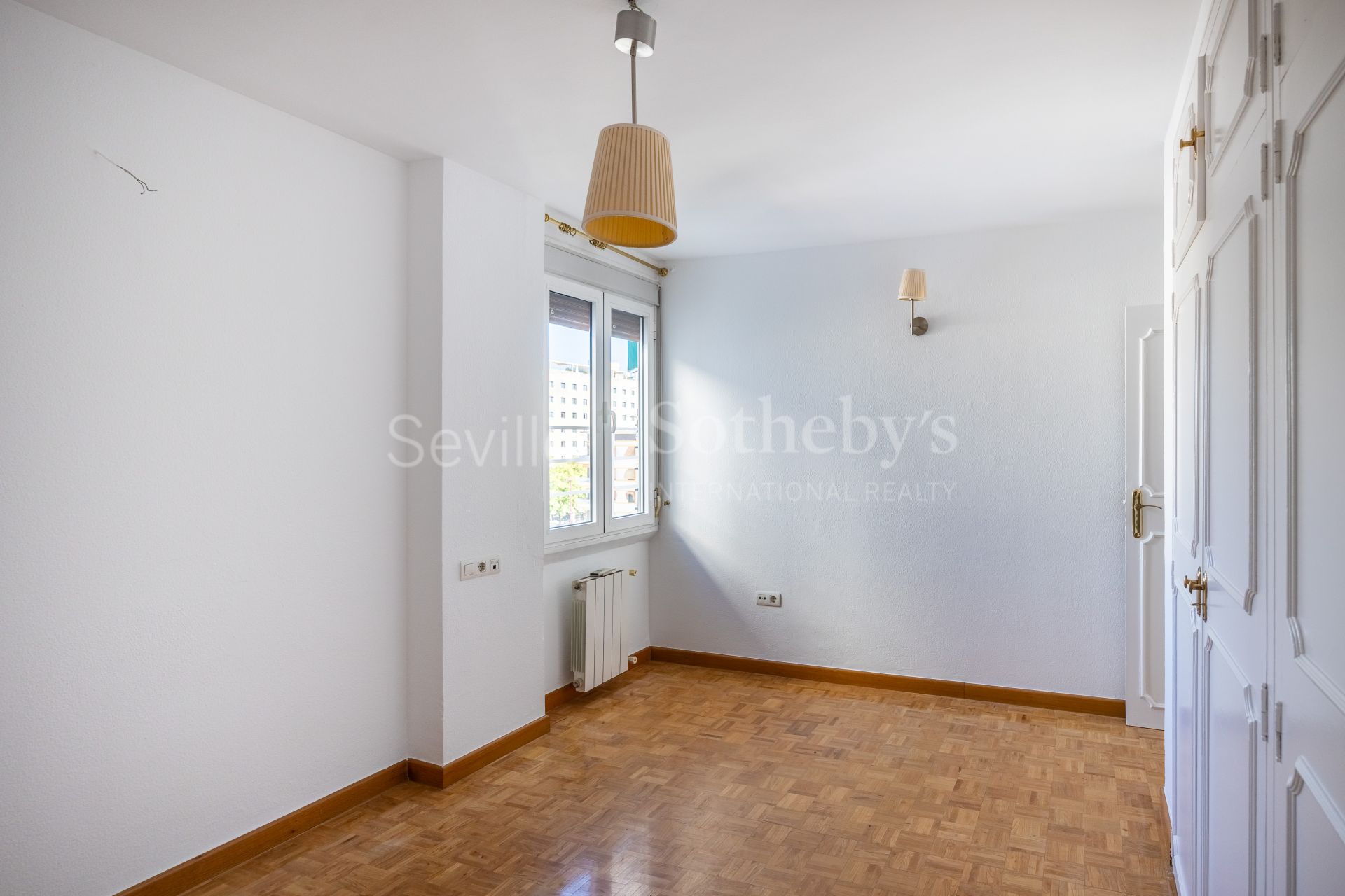 Vivienda en alquiler en Huerta del Rey, Nervión con plaza de garage y terraza