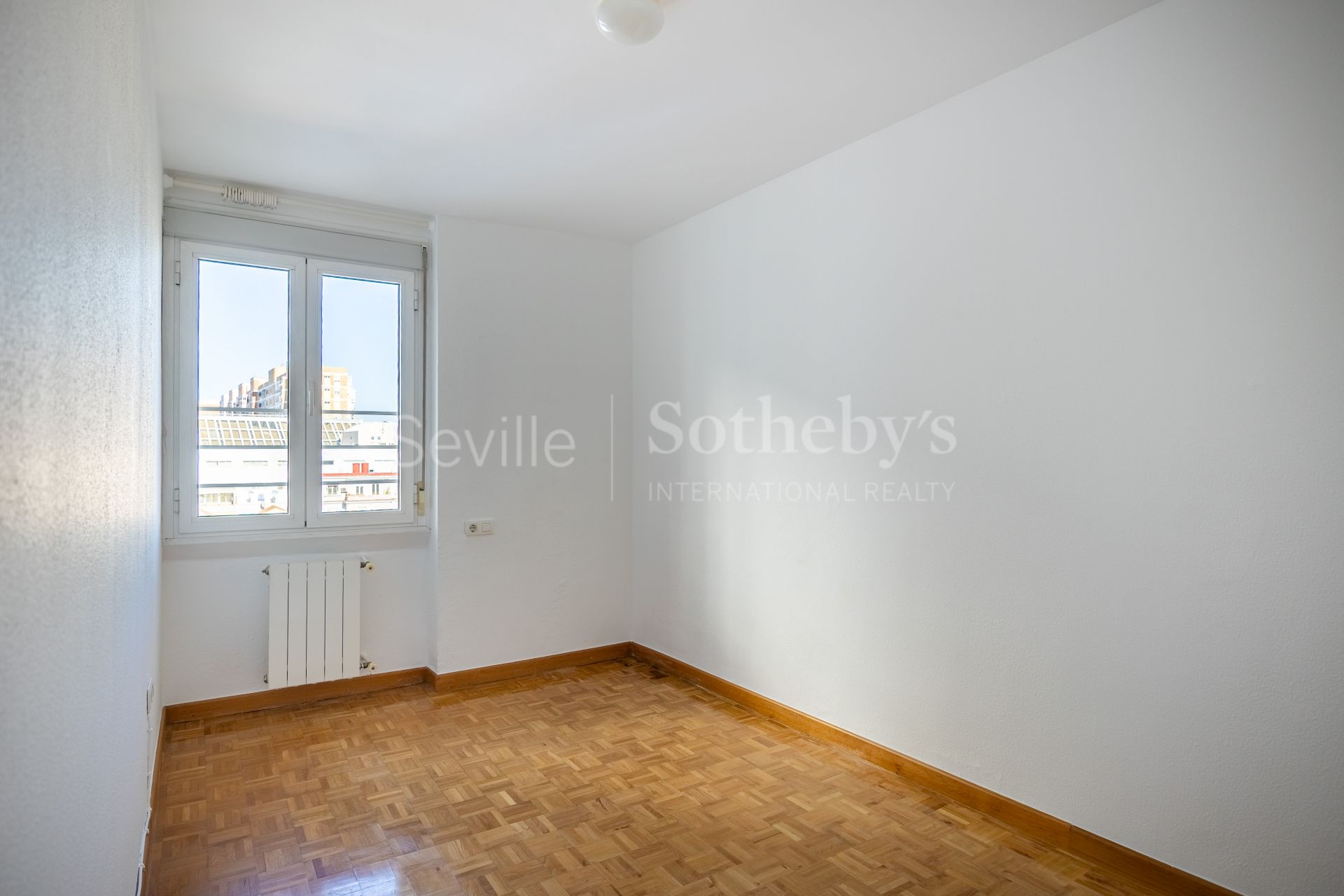 Vivienda en alquiler en Huerta del Rey, Nervión con plaza de garage y terraza