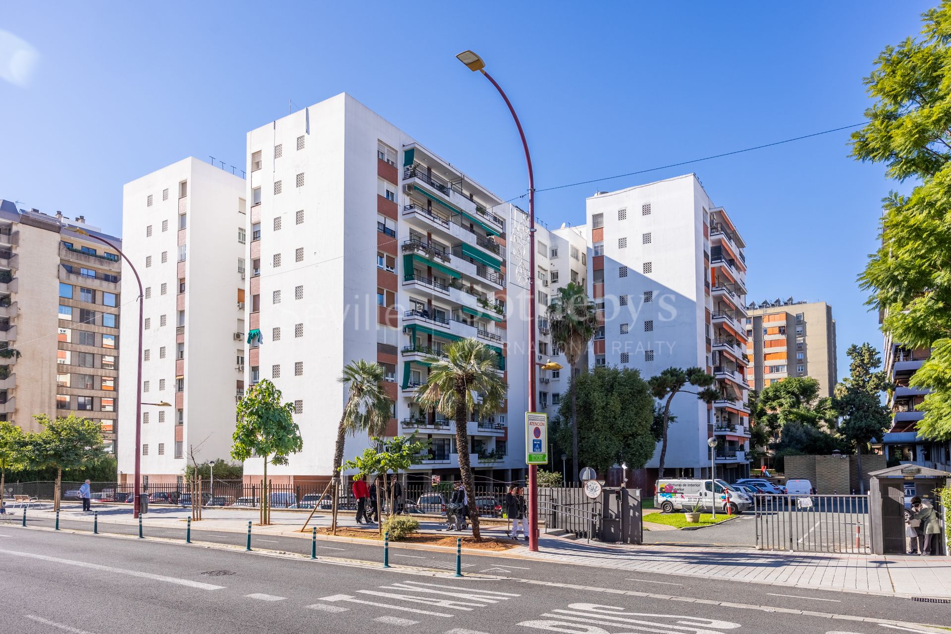 Vivienda en alquiler en Huerta del Rey, Nervión con plaza de garage y terraza