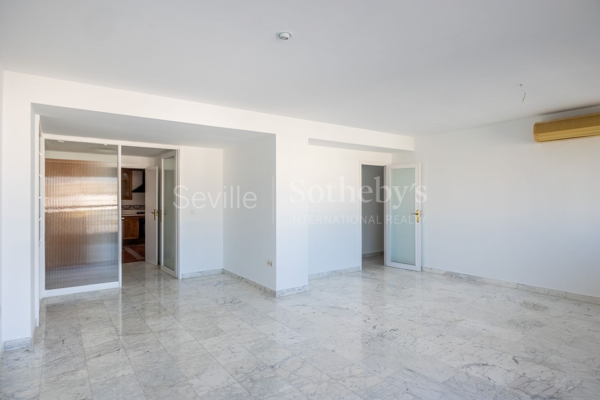 Vivienda en alquiler en Huerta del Rey, Nervión con plaza de garage y terraza