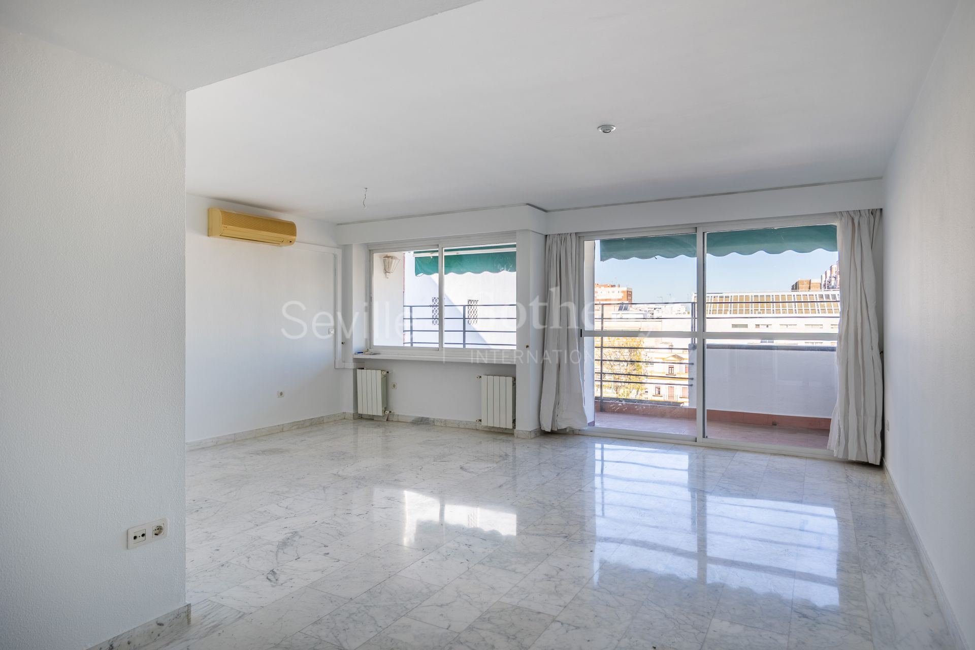 Vivienda en alquiler en Huerta del Rey, Nervión con plaza de garage y terraza