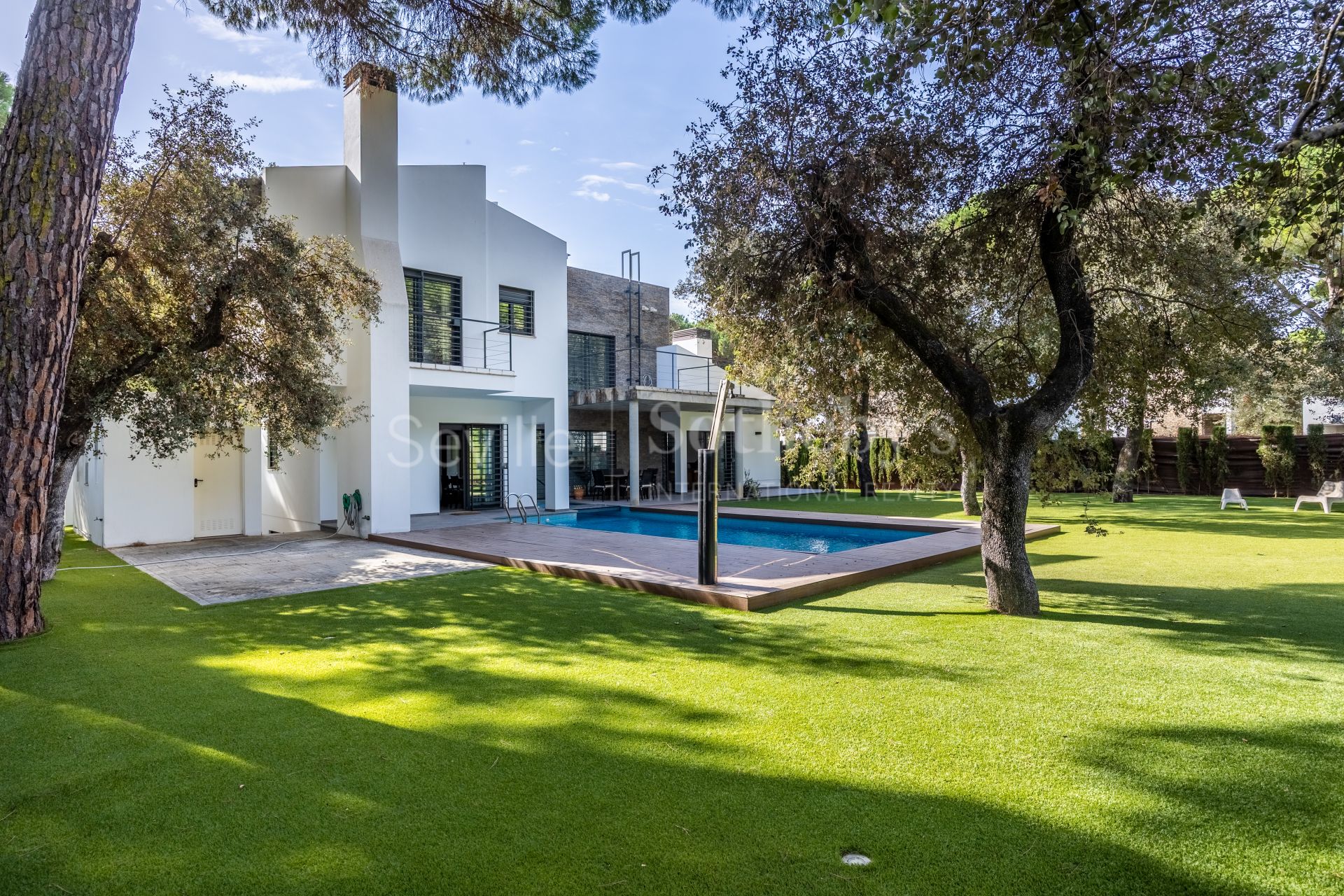 Exclusiva casa independiente de diseño con piscina en la Urb. la Juliana, Bollullos de la Mitación