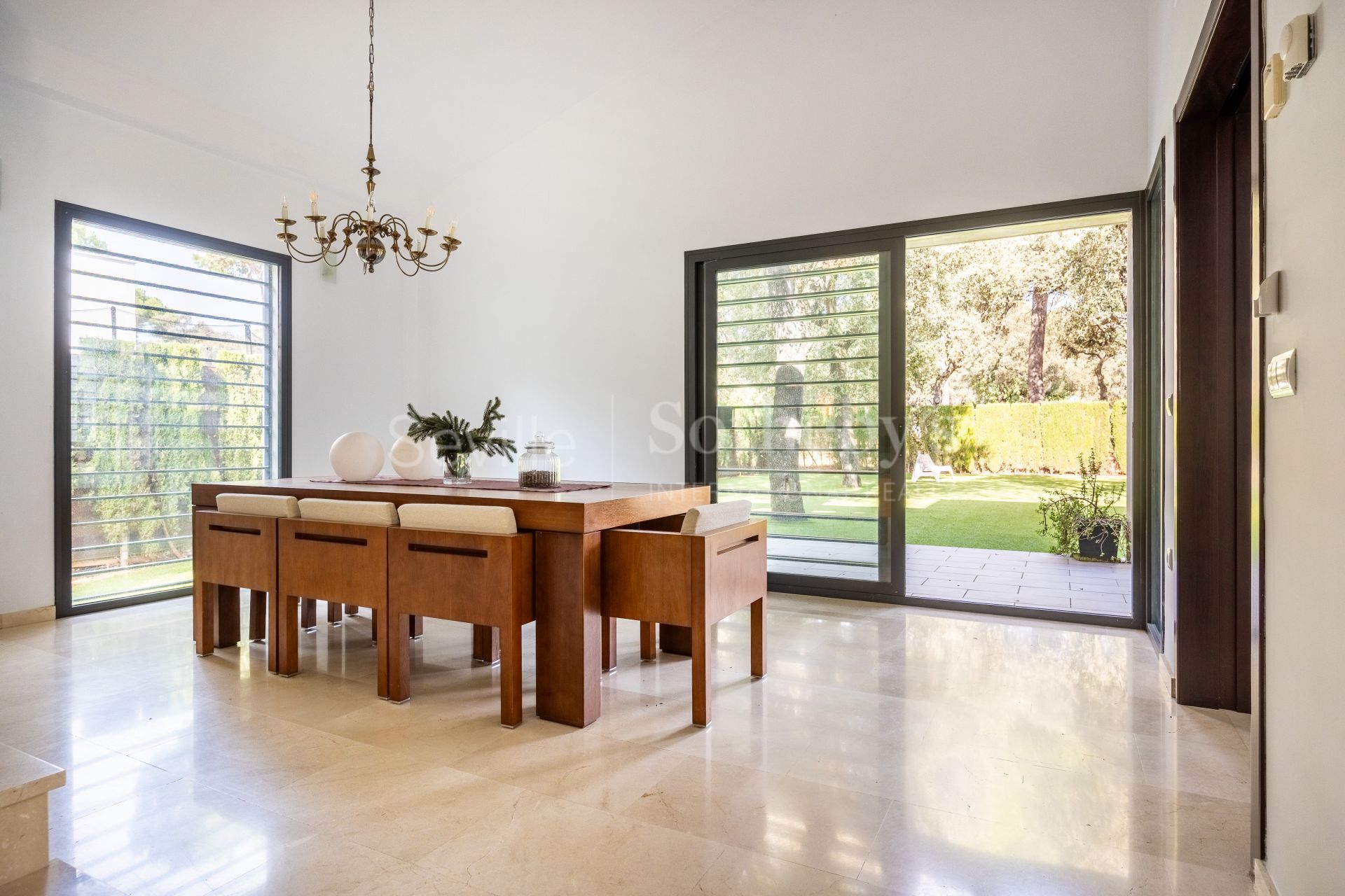 Exclusiva casa independiente de diseño con piscina en la Urb. la Juliana, Bollullos de la Mitación