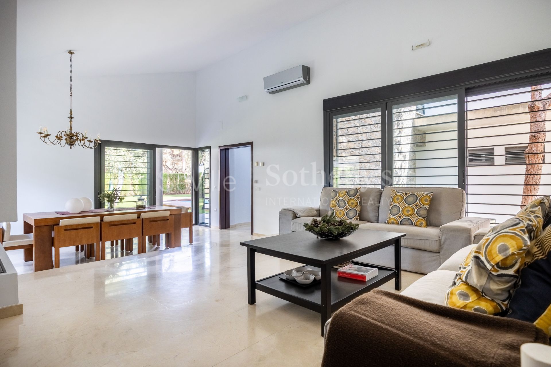 Exclusiva casa independiente de diseño con piscina en la Urb. la Juliana, Bollullos de la Mitación