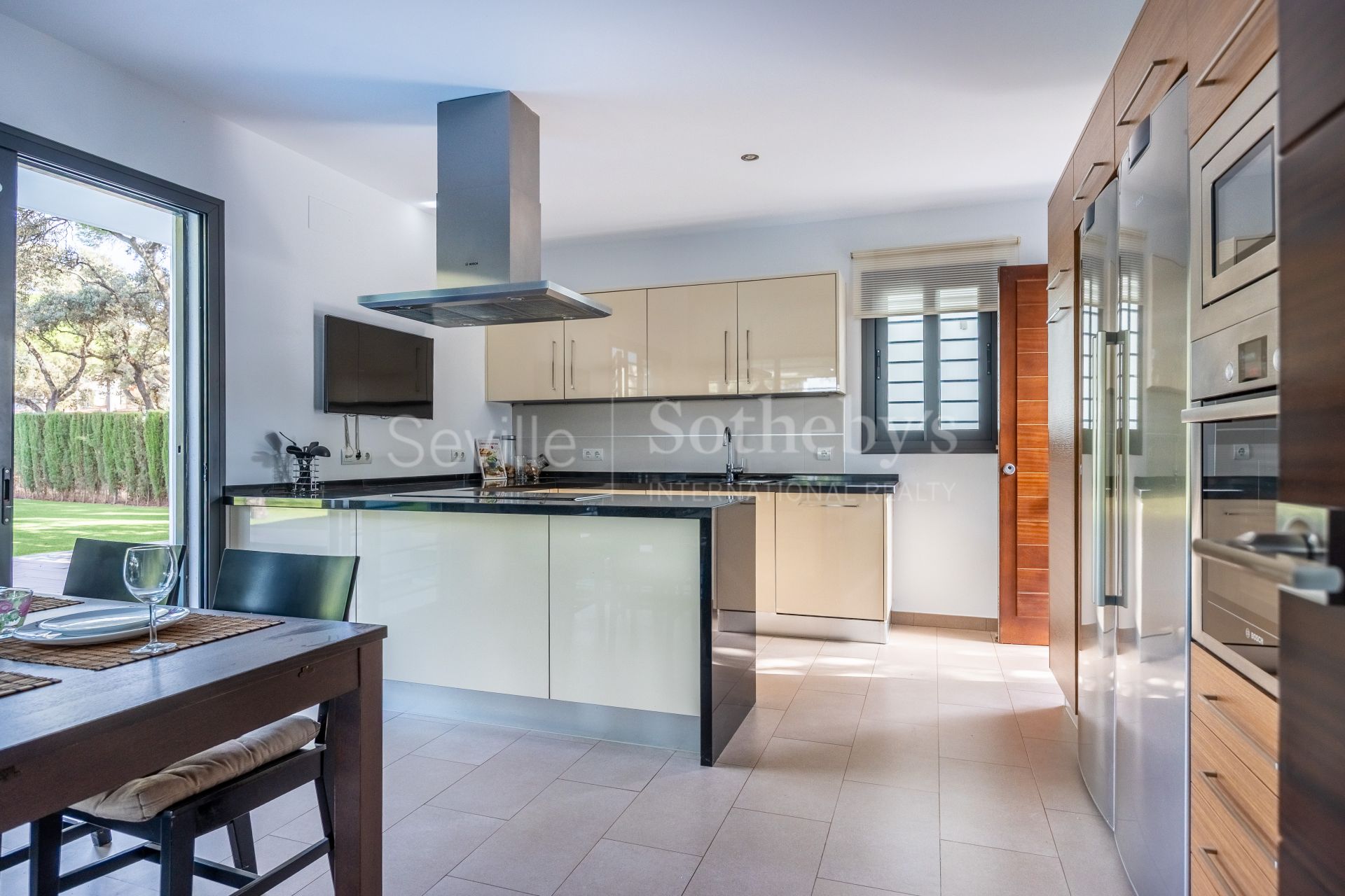 Exclusiva casa independiente de diseño con piscina en la Urb. la Juliana, Bollullos de la Mitación