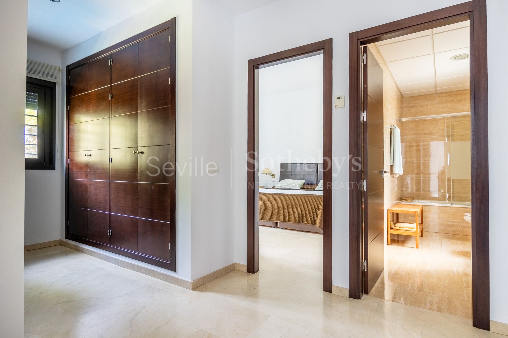 Exclusiva casa independiente de diseño con piscina en la Urb. la Juliana, Bollullos de la Mitación