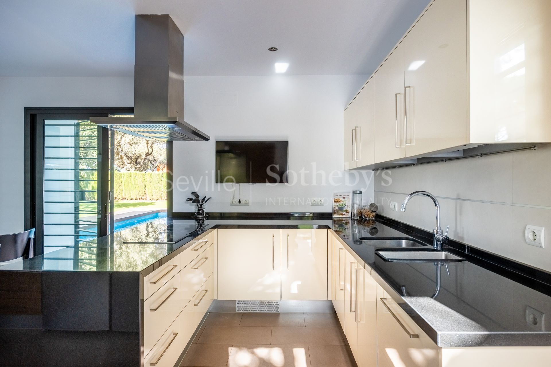 Exclusiva casa independiente de diseño con piscina en la Urb. la Juliana, Bollullos de la Mitación