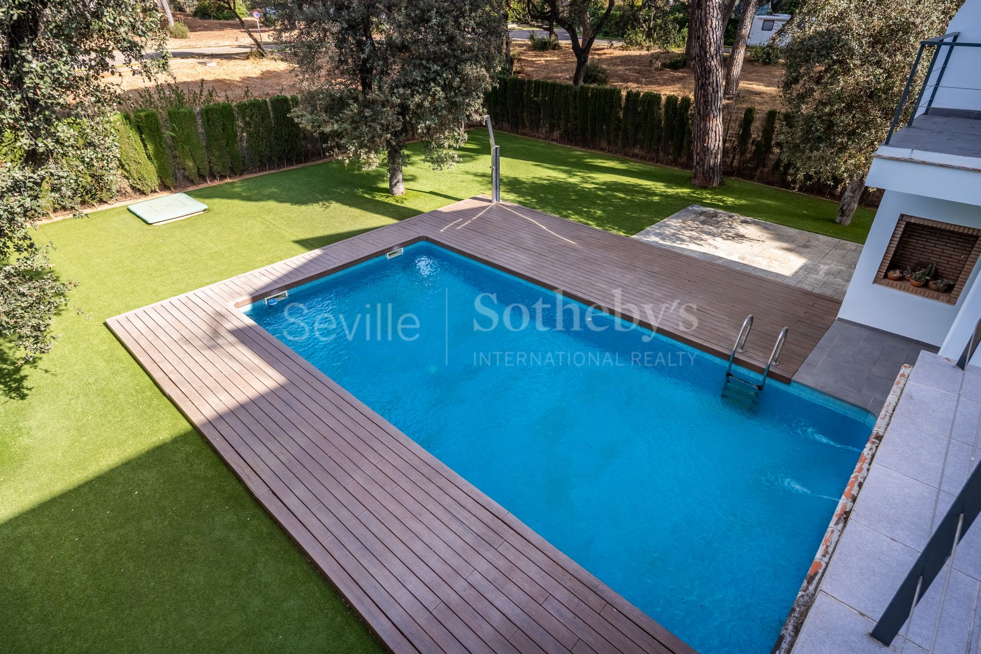 Exclusiva casa independiente de diseño con piscina en la Urb. la Juliana, Bollullos de la Mitación