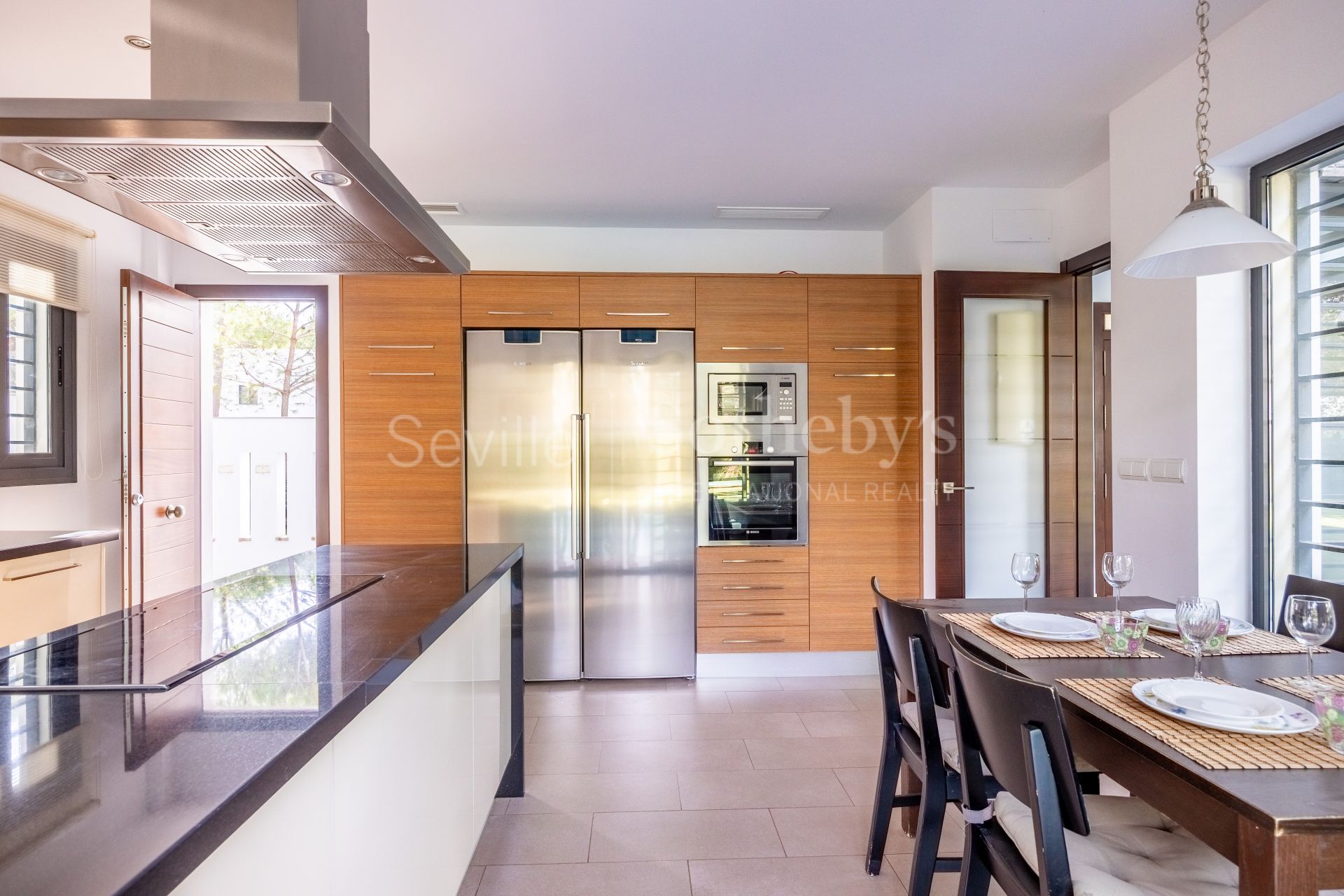 Exclusiva casa independiente de diseño con piscina en la Urb. la Juliana, Bollullos de la Mitación