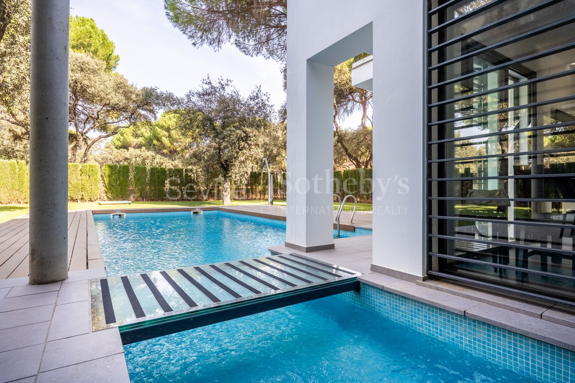 Exclusiva casa independiente de diseño con piscina en la Urb. la Juliana, Bollullos de la Mitación