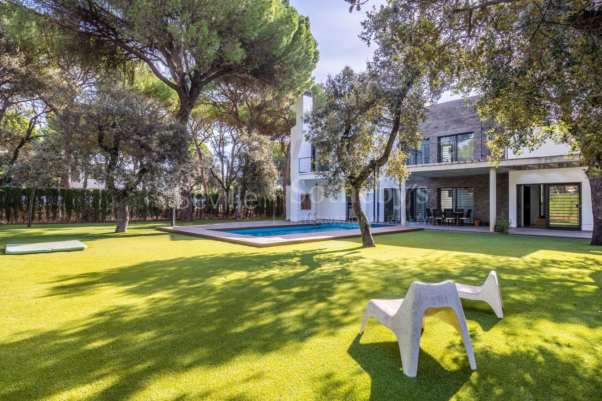 Exclusiva casa independiente de diseño con piscina en la Urb. la Juliana, Bollullos de la Mitación