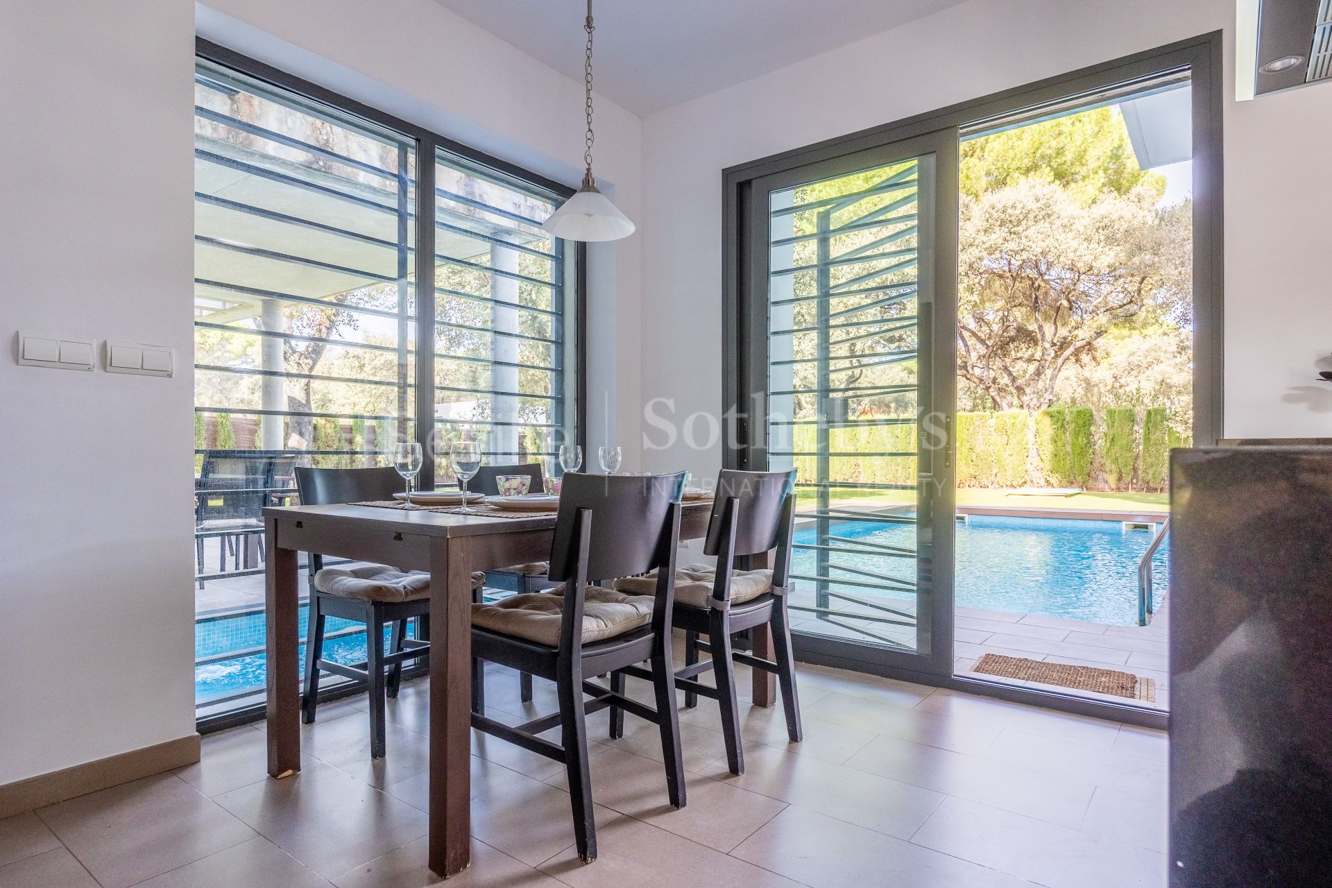 Exclusiva casa independiente de diseño con piscina en la Urb. la Juliana, Bollullos de la Mitación