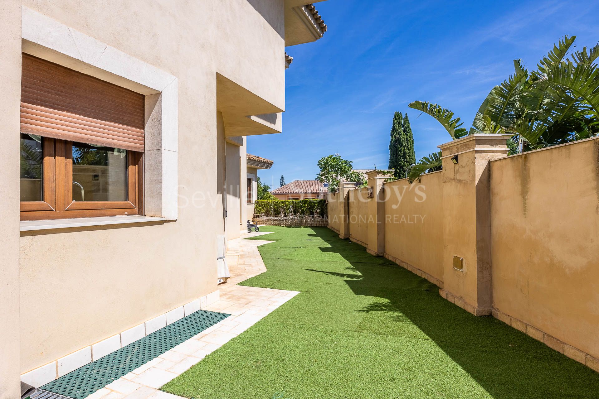 Exclusive Property in the Prestigious La Motilla Residential Area