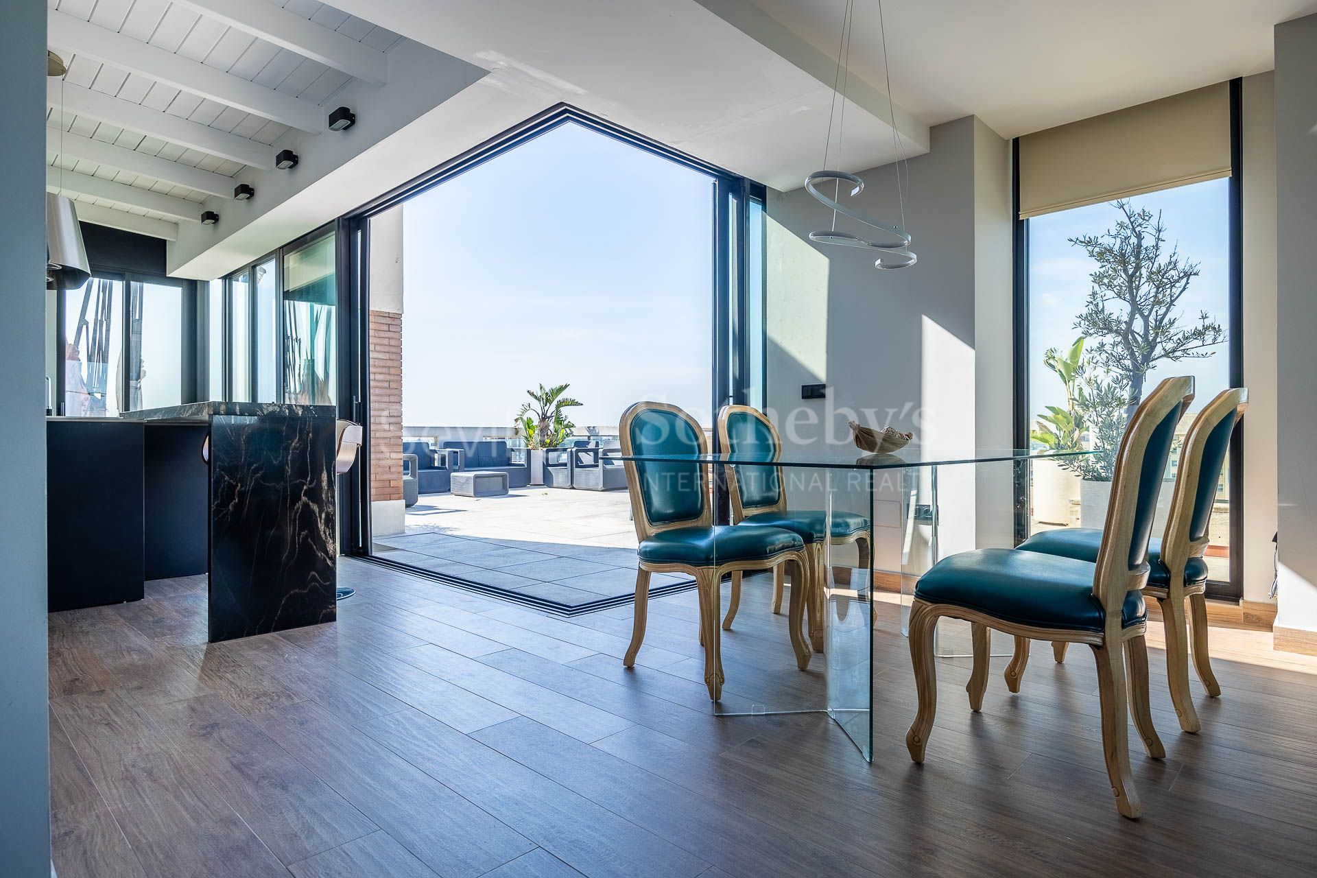 Penthouse with 70 m² terrace in Torneo.
