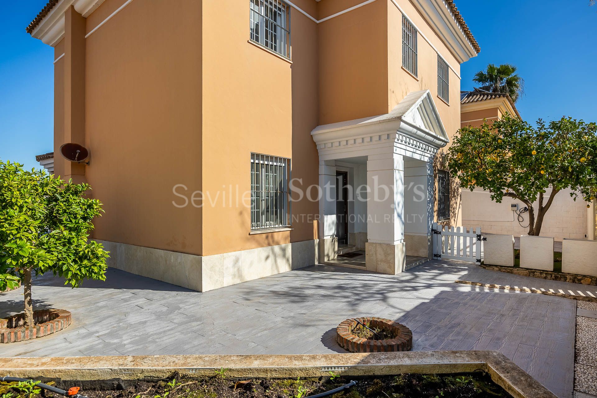 Two-story villa with pool in Montequinto