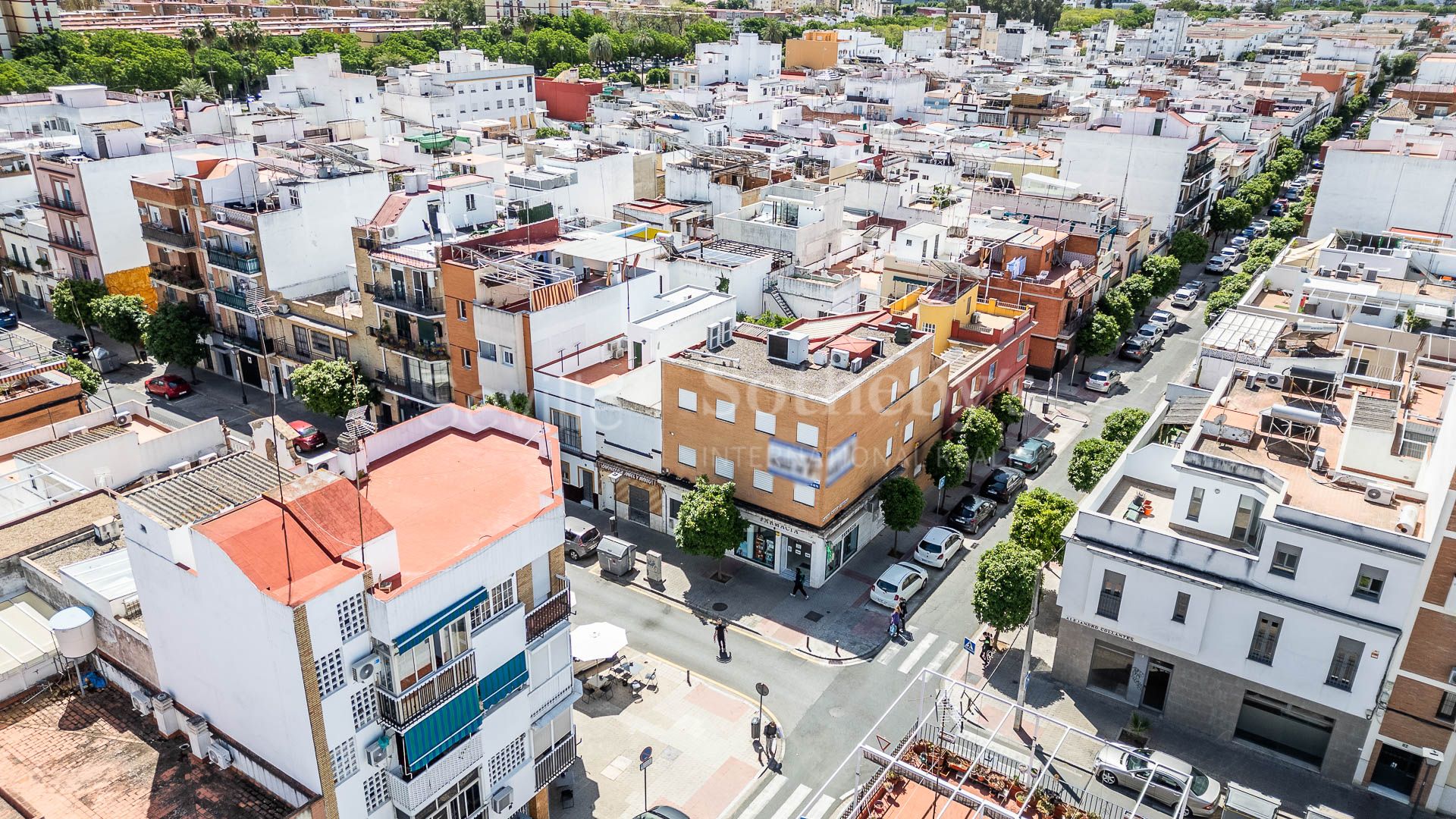 A three-story house with a small rooftop terrace located in Nervión.