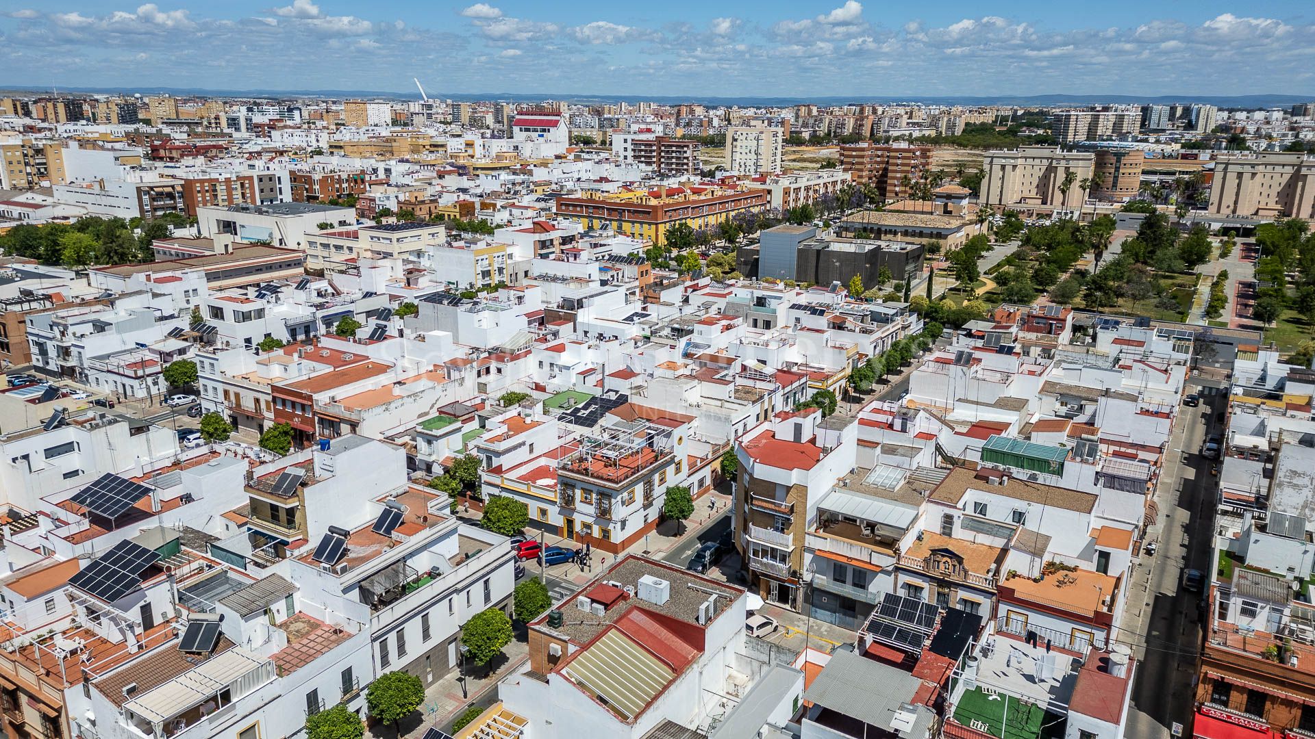 A three-story house with a small rooftop terrace located in Nervión.