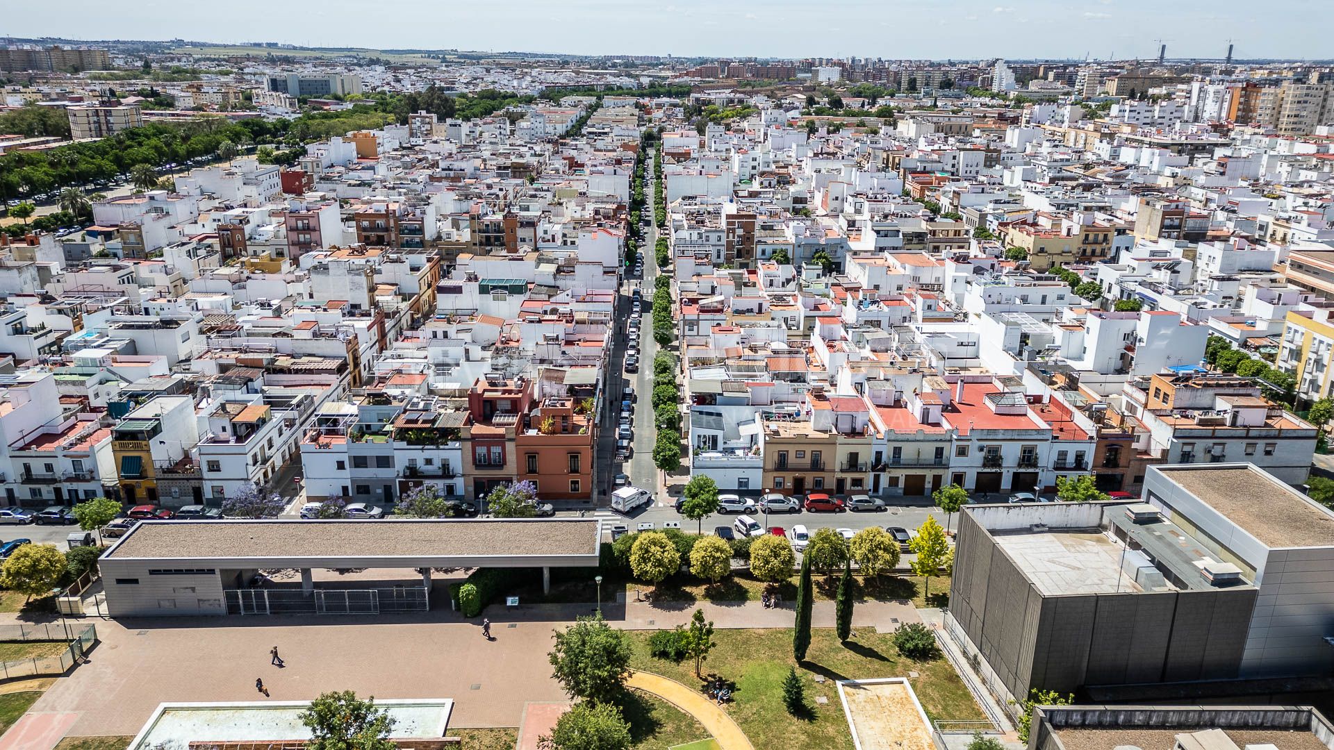 A three-story house with a small rooftop terrace located in Nervión.