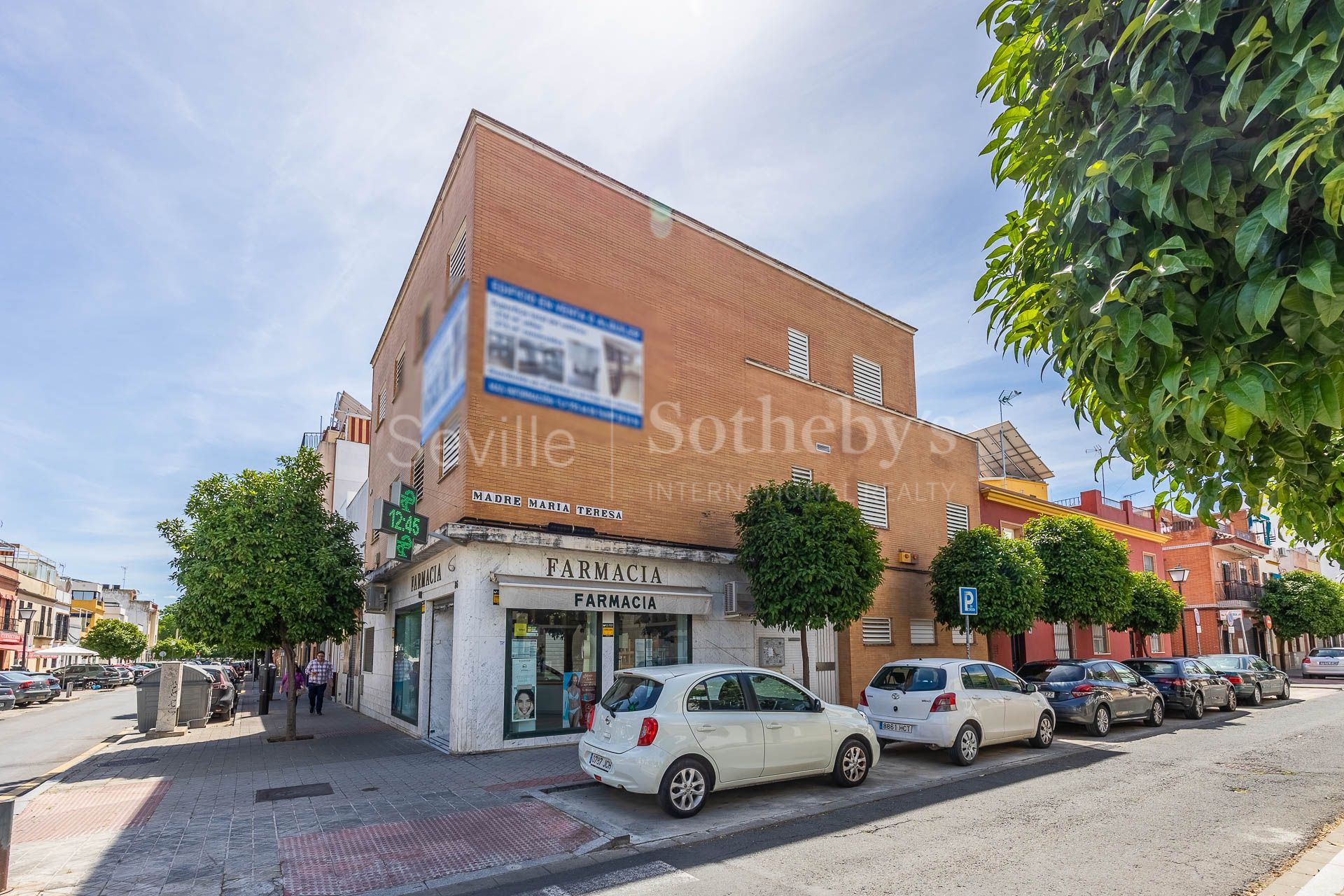 A three-story house with a small rooftop terrace located in Nervión.