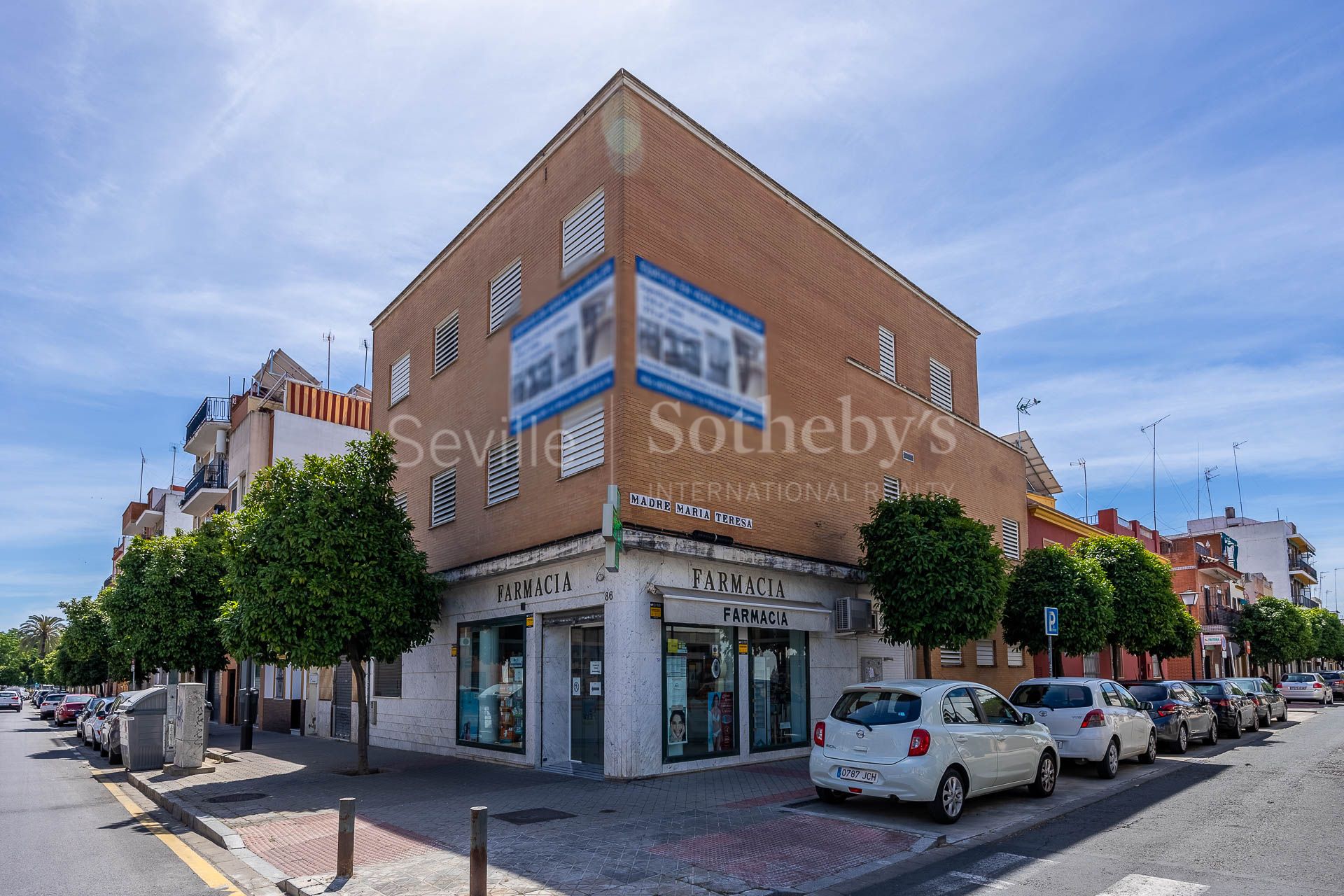 A three-story house with a small rooftop terrace located in Nervión.