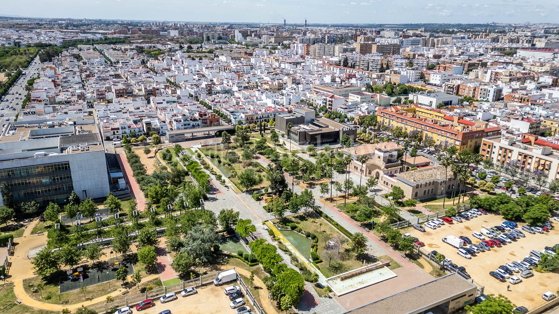 A three-story house with a small rooftop terrace located in Nervión.