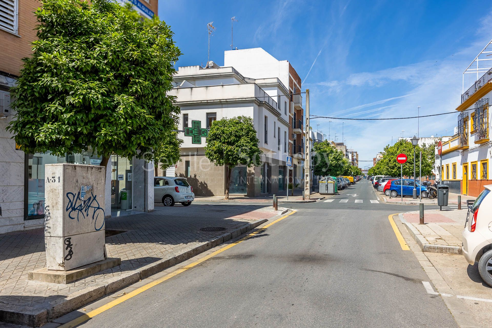 A three-story house with a small rooftop terrace located in Nervión.