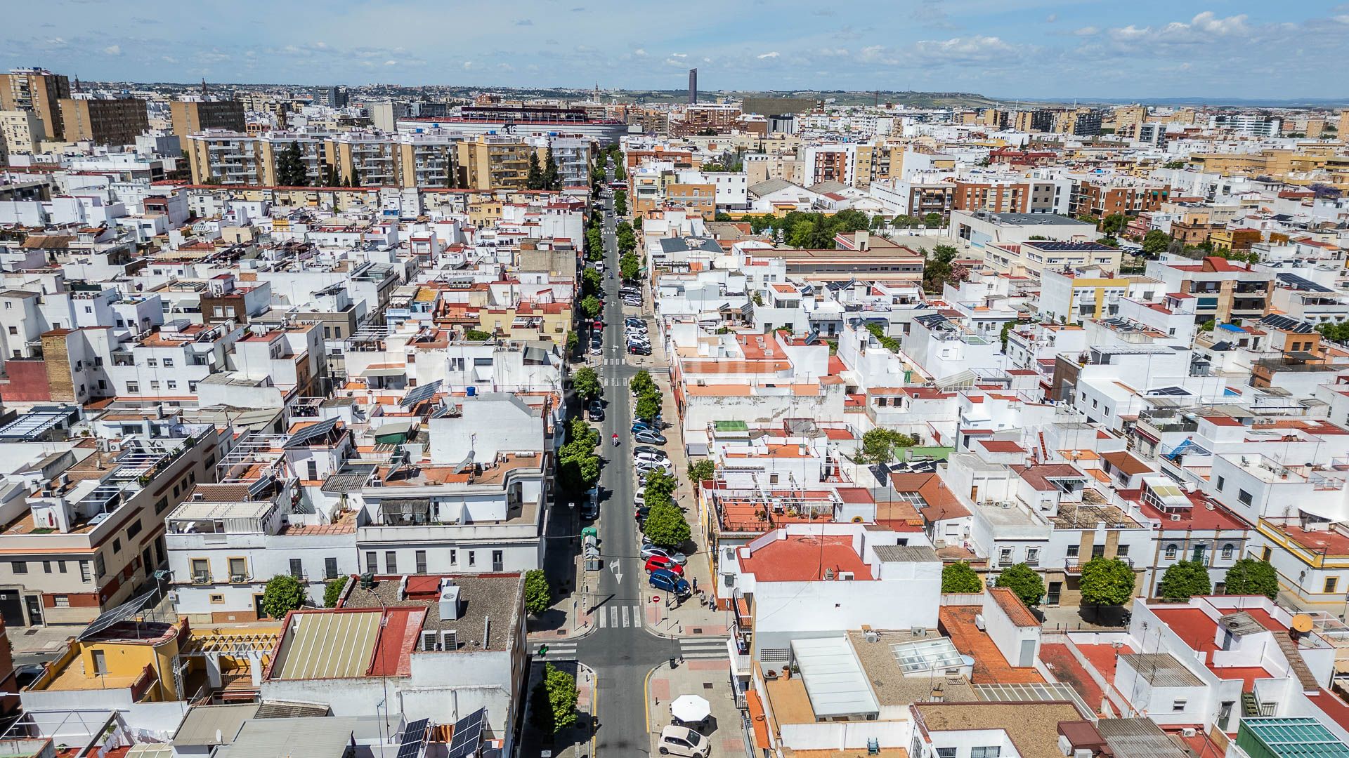 A three-story house with a small rooftop terrace located in Nervión.