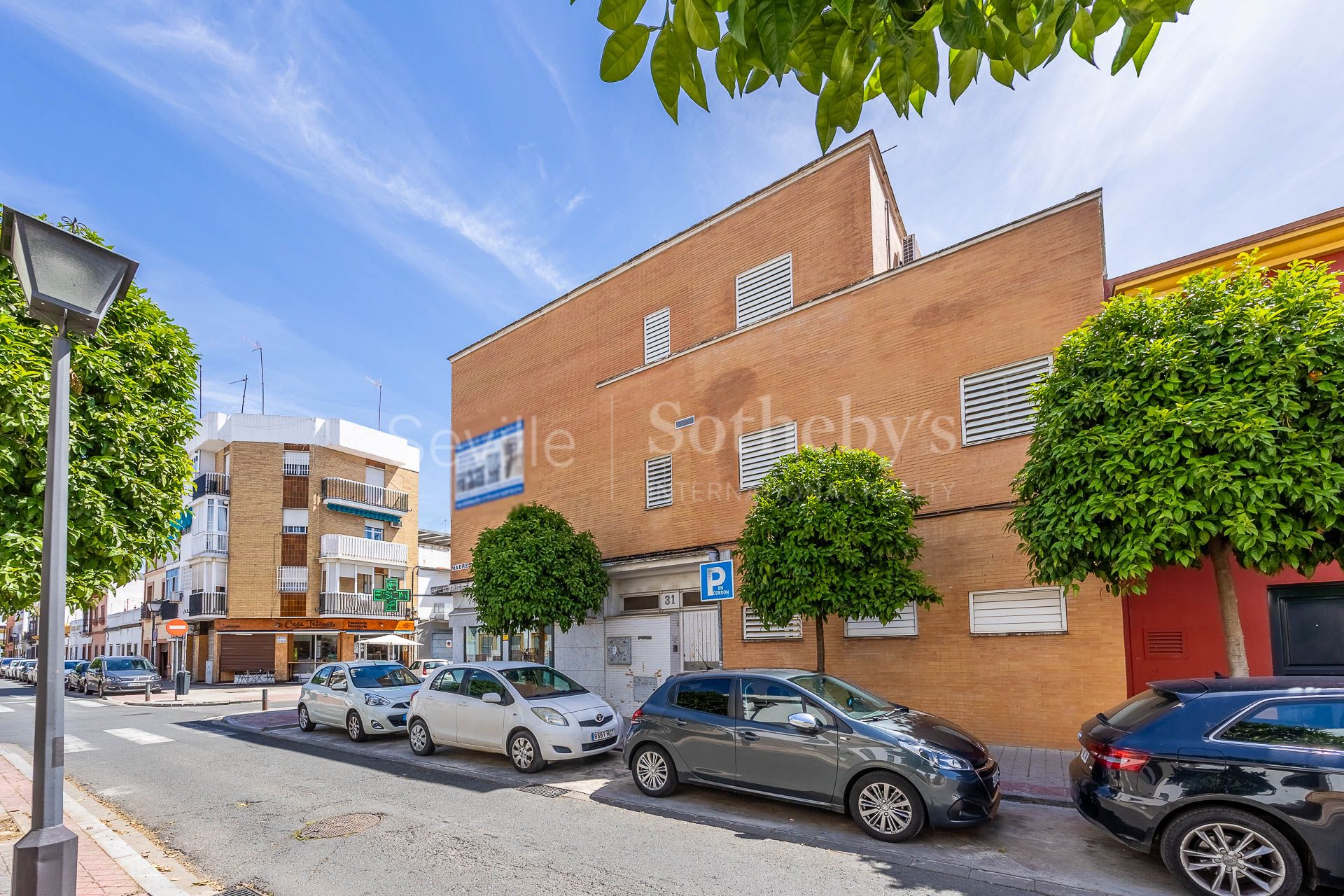 A three-story house with a small rooftop terrace located in Nervión.