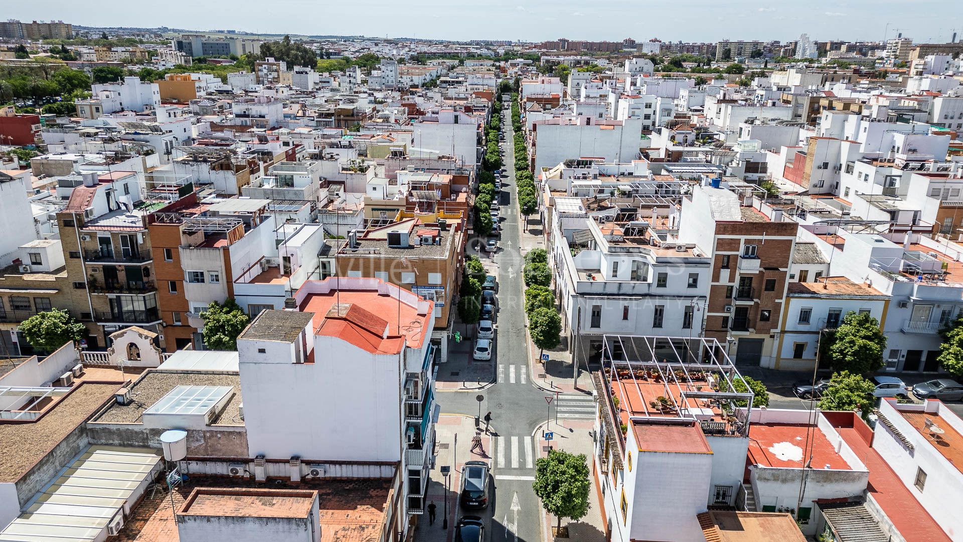 A three-story house with a small rooftop terrace located in Nervión.