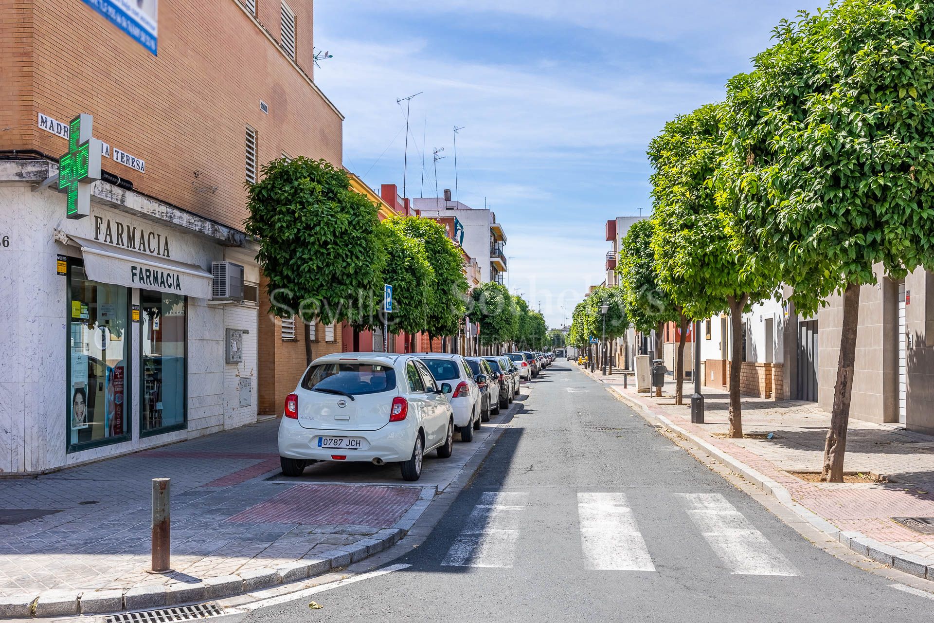 A three-story house with a small rooftop terrace located in Nervión.