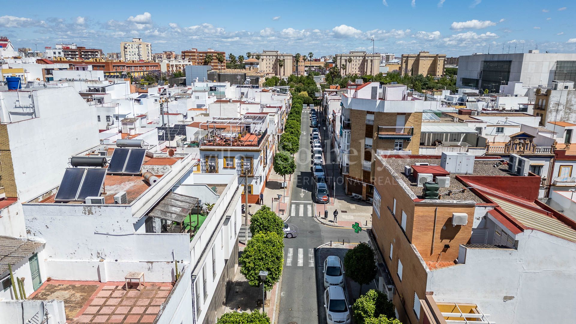 A three-story house with a small rooftop terrace located in Nervión.