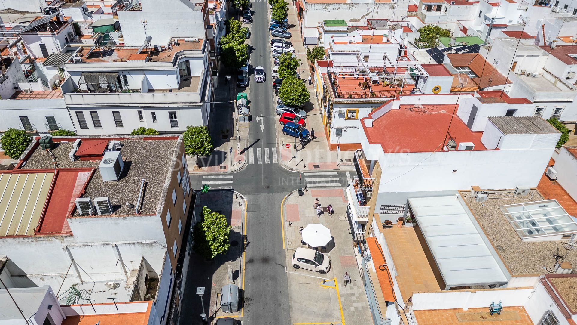 A three-story house with a small rooftop terrace located in Nervión.