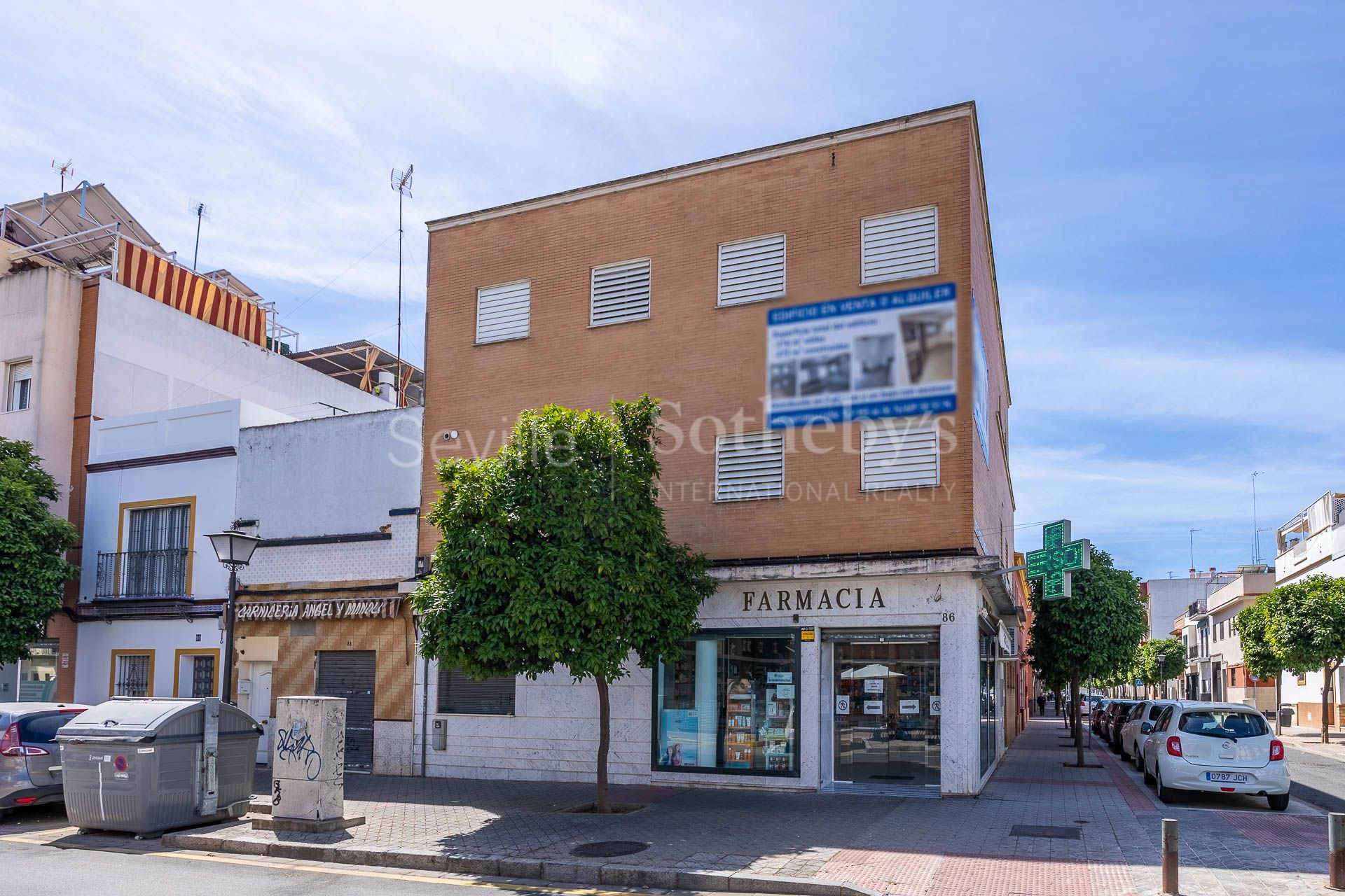 A three-story house with a small rooftop terrace located in Nervión.