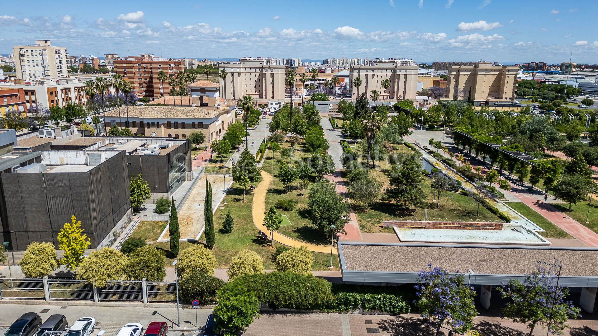 A three-story house with a small rooftop terrace located in Nervión.