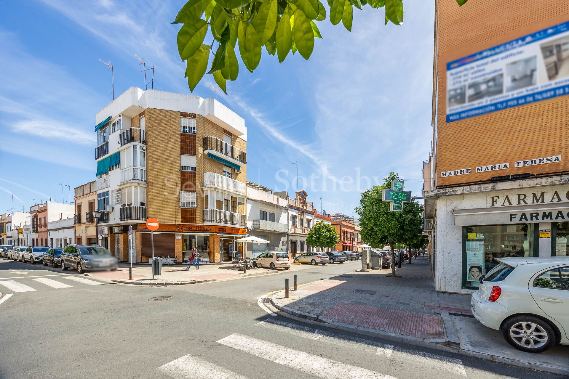 A three-story house with a small rooftop terrace located in Nervión.