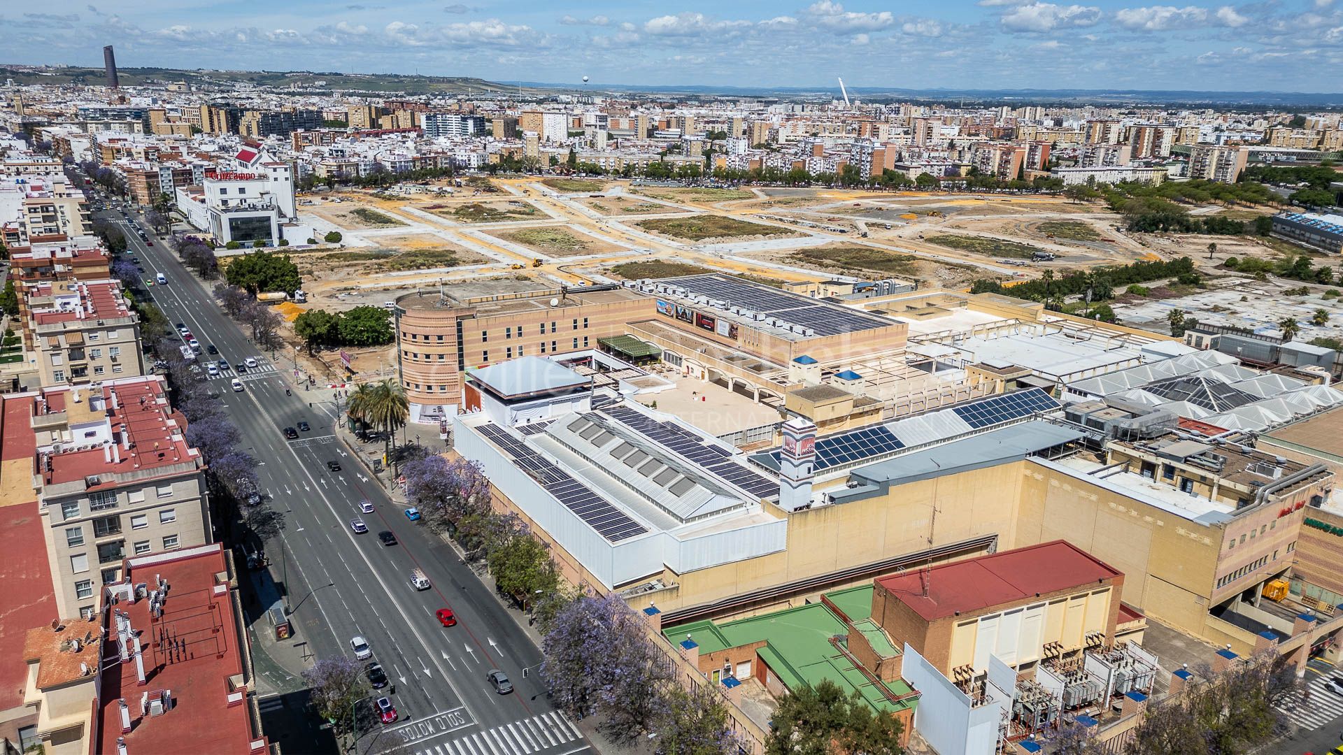 A three-story house with a small rooftop terrace located in Nervión.