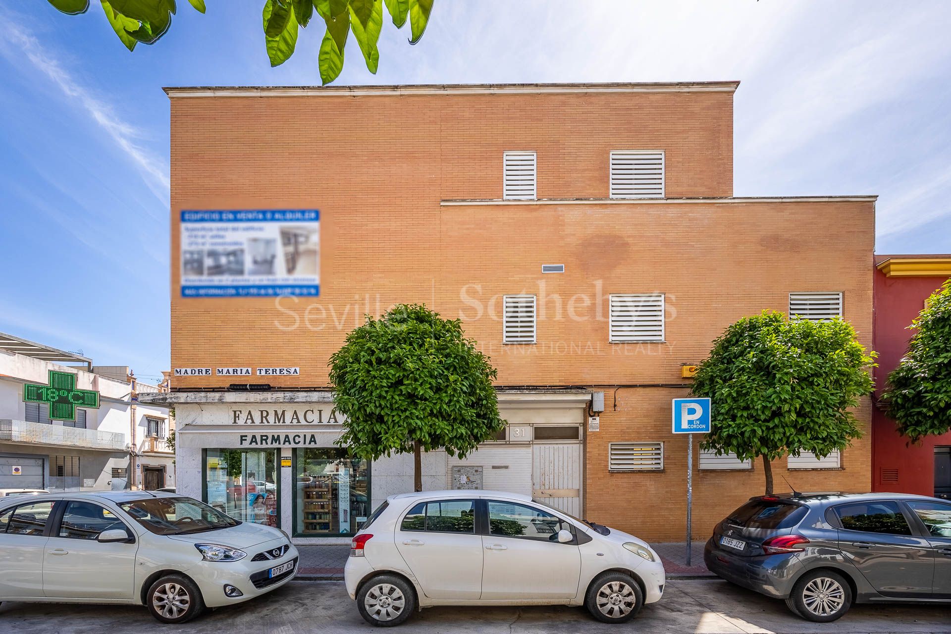 A three-story house with a small rooftop terrace located in Nervión.