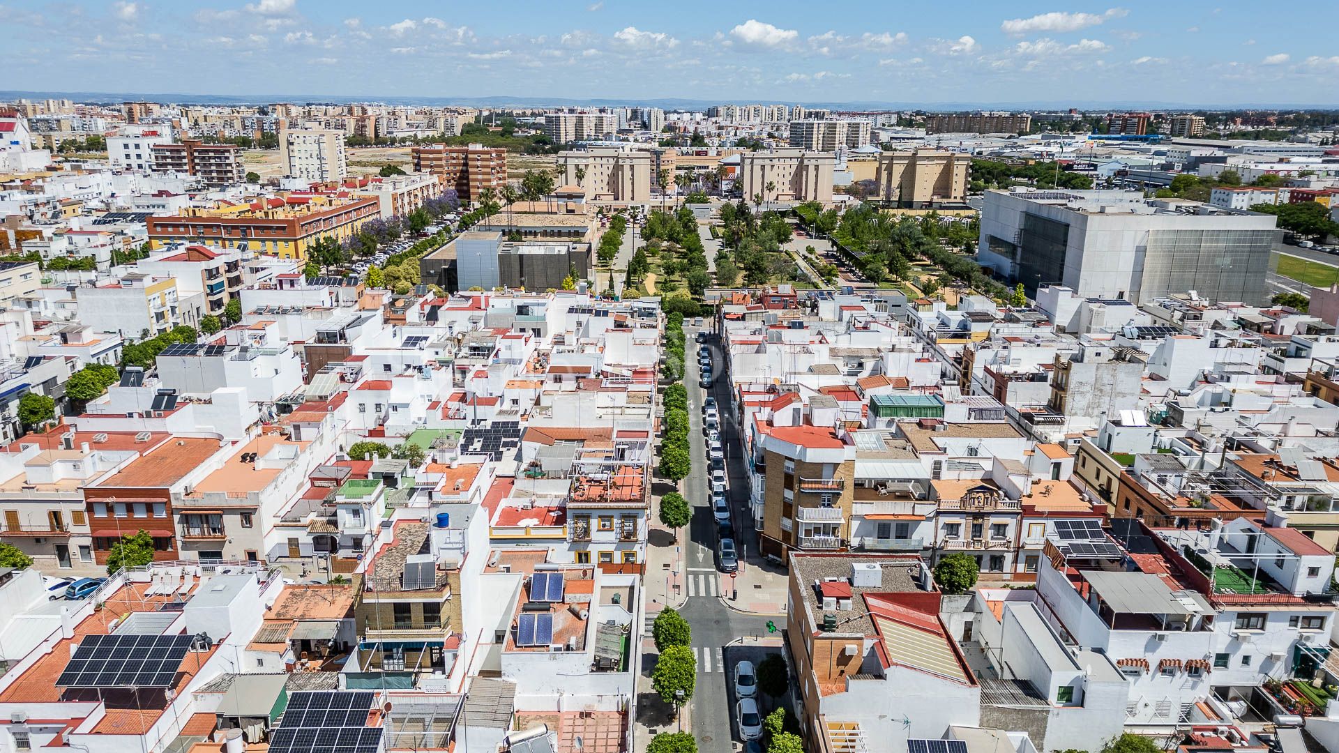 A three-story house with a small rooftop terrace located in Nervión.