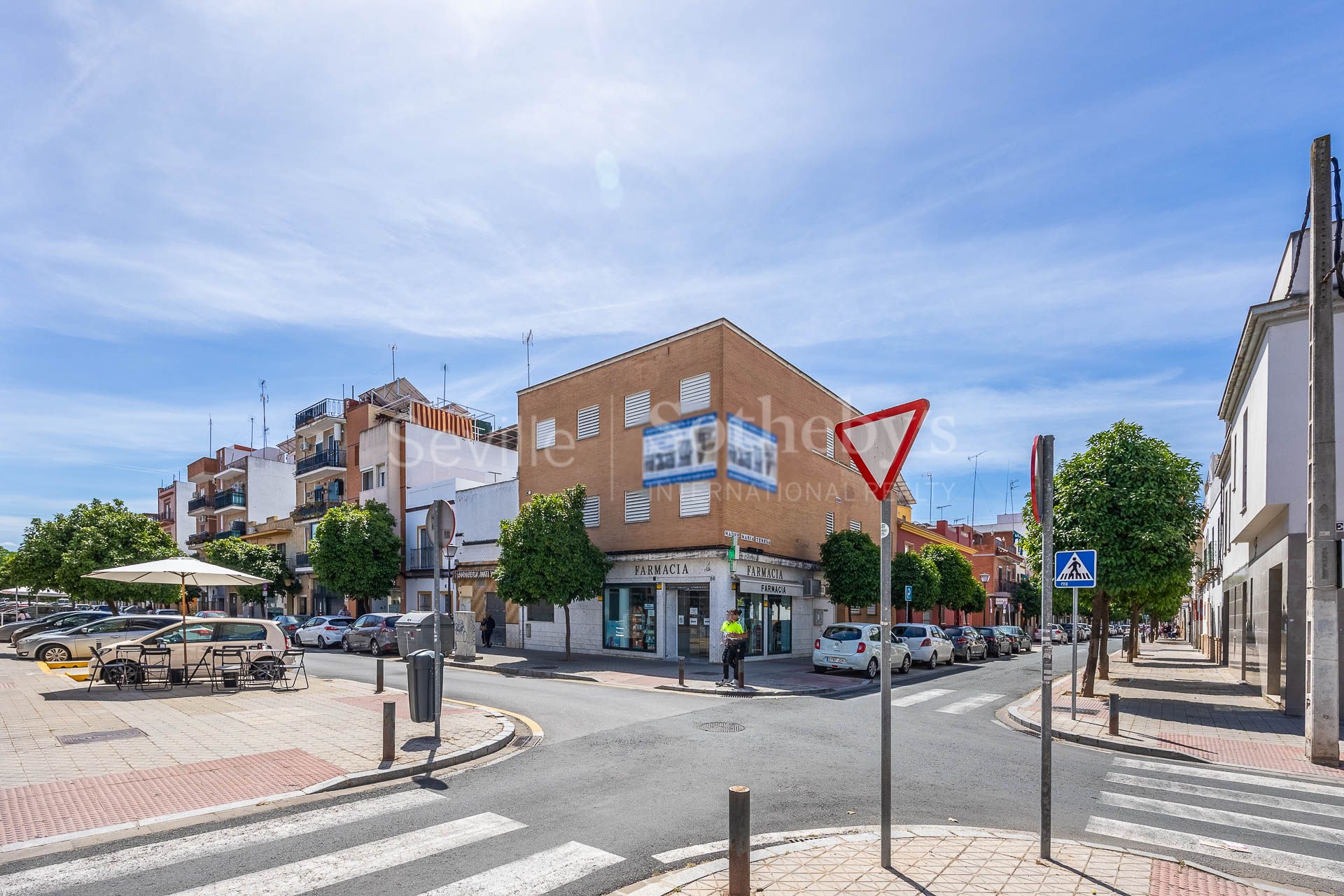 A three-story house with a small rooftop terrace located in Nervión.