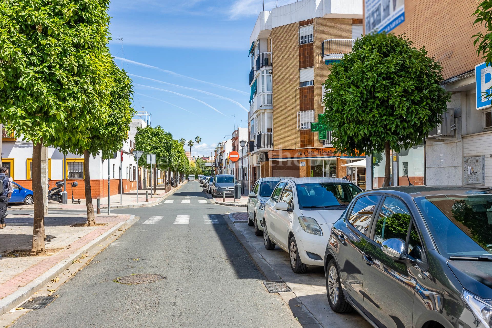 A three-story house with a small rooftop terrace located in Nervión.