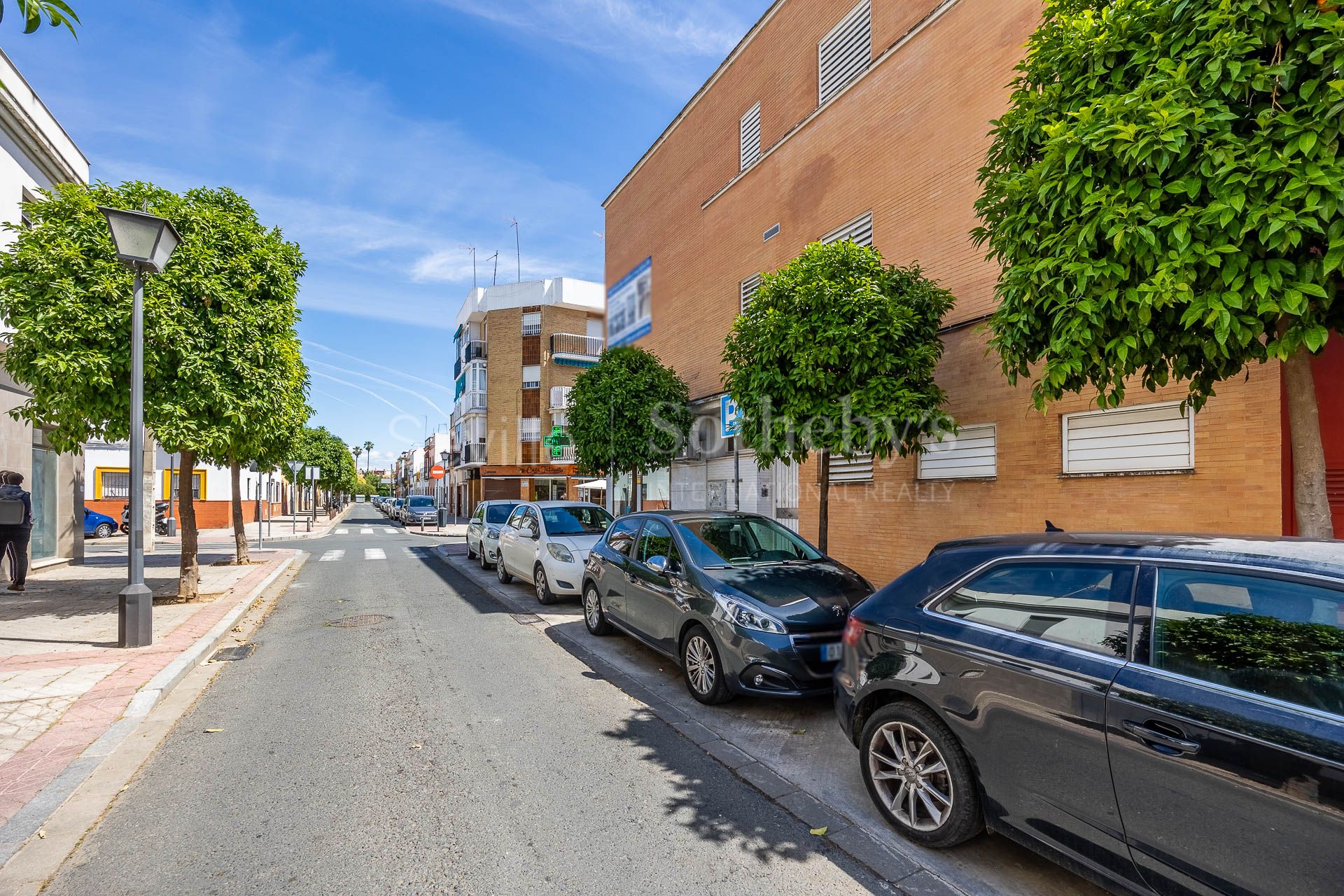 A three-story house with a small rooftop terrace located in Nervión.